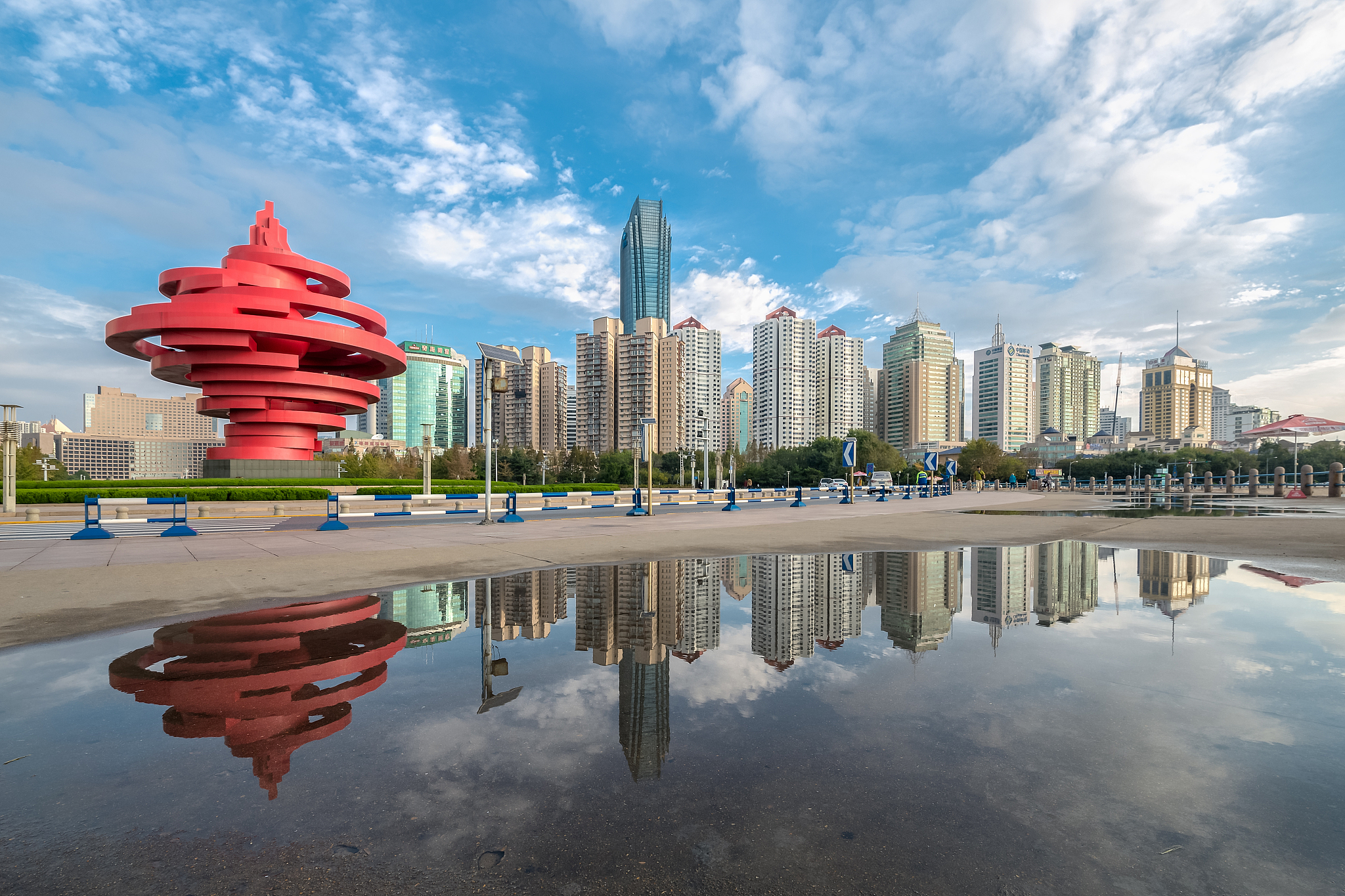 青岛五四广场：繁华与文化交融的20字文案