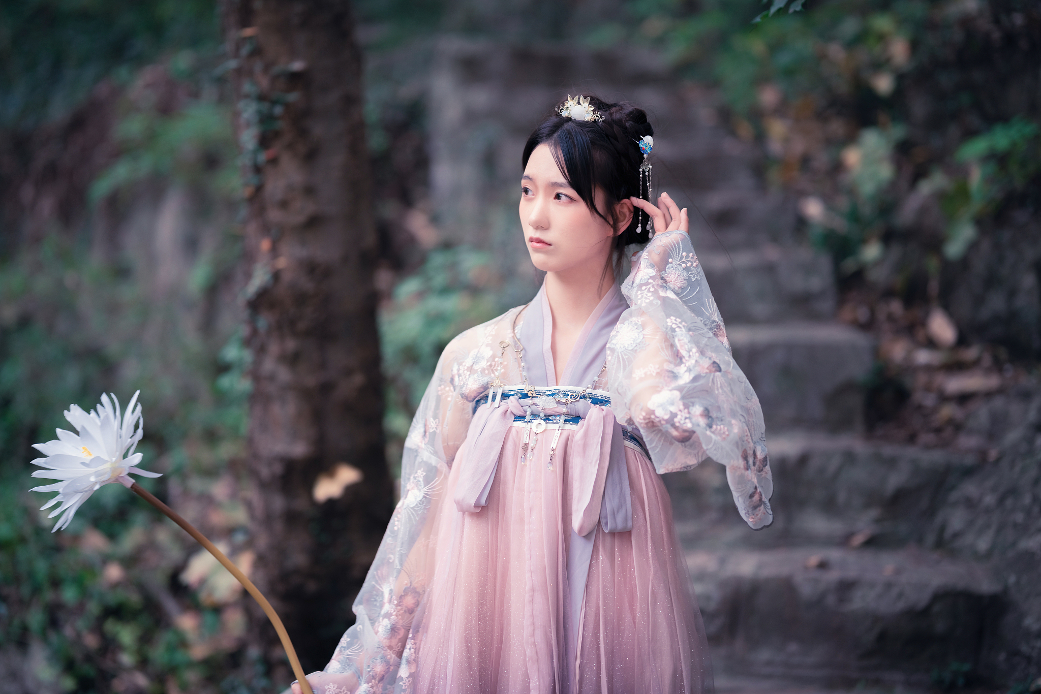 汉服小姐姐街头遇不文明行为，用温柔化解矛盾，真情自然流露令人感动！