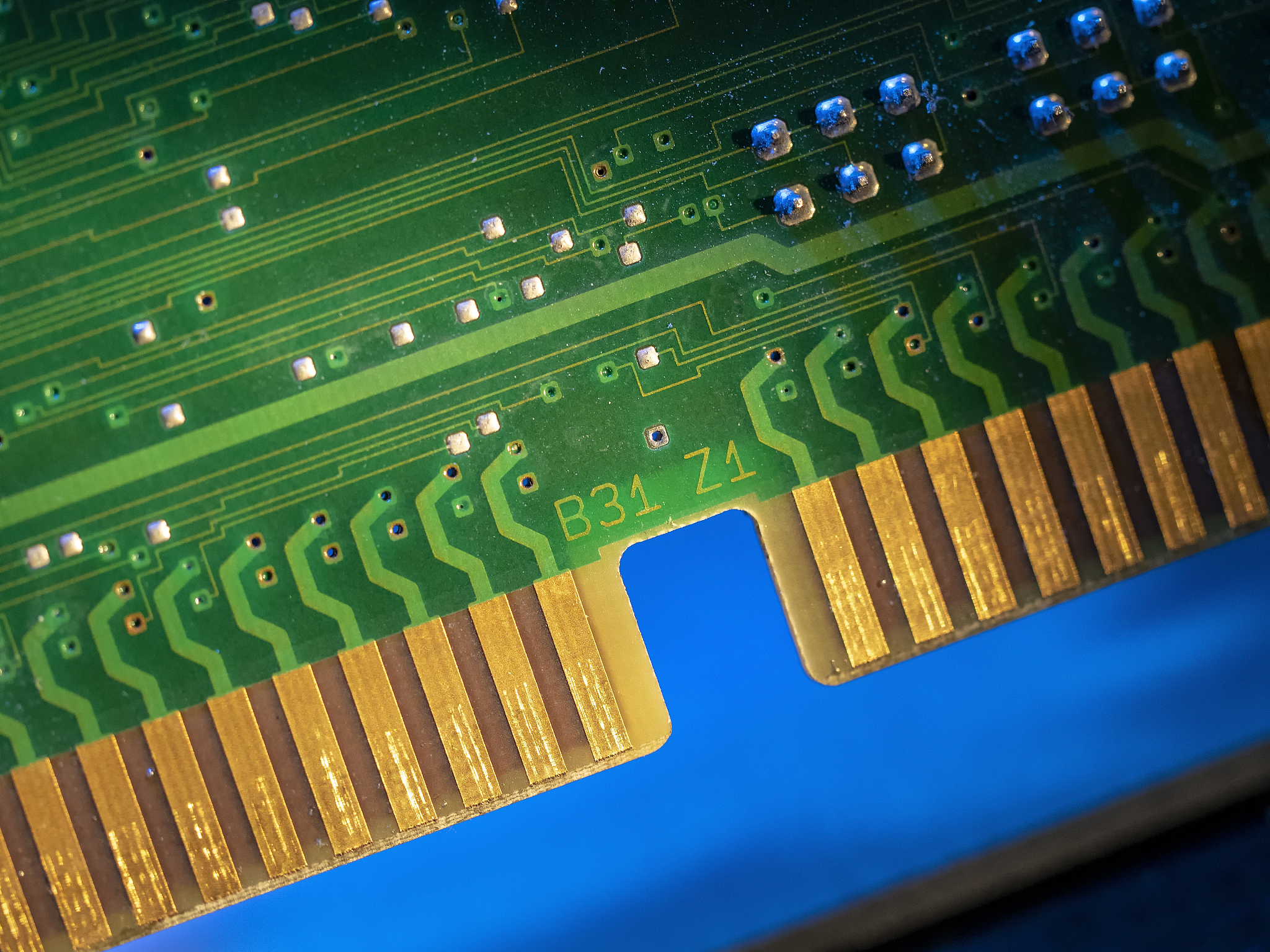 请为有关晶体管的论文写一篇摘要