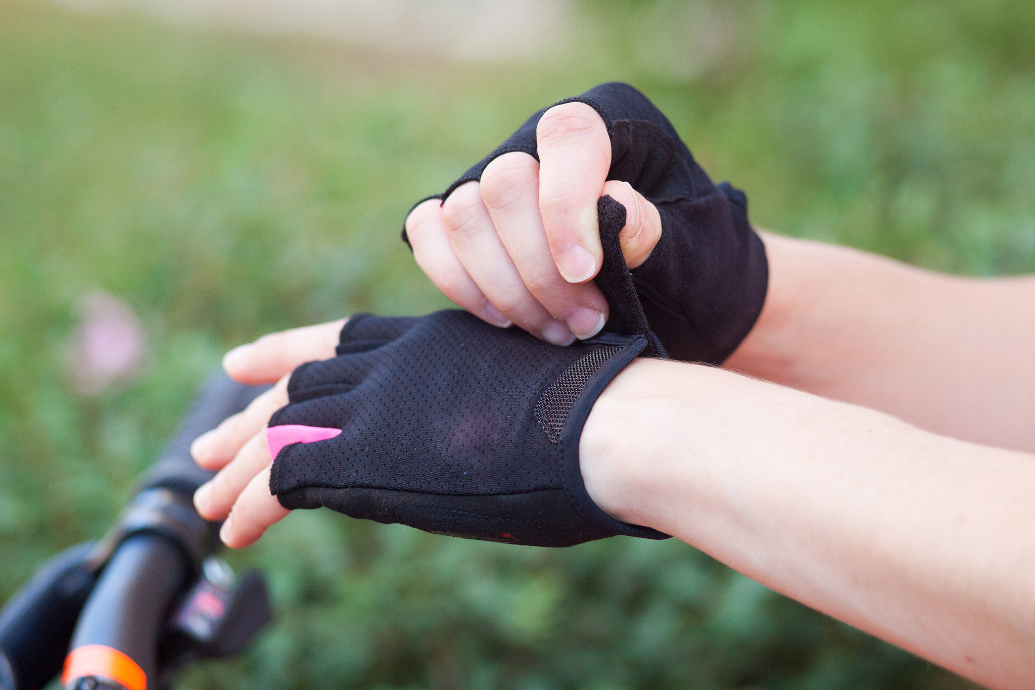 半指骑行手套写一段文案来介绍产品。卖点要一句话一句话的介绍采用的材料主要是超纤、网布产品的特点主要是透气、防滑、耐磨中文和英文都需要