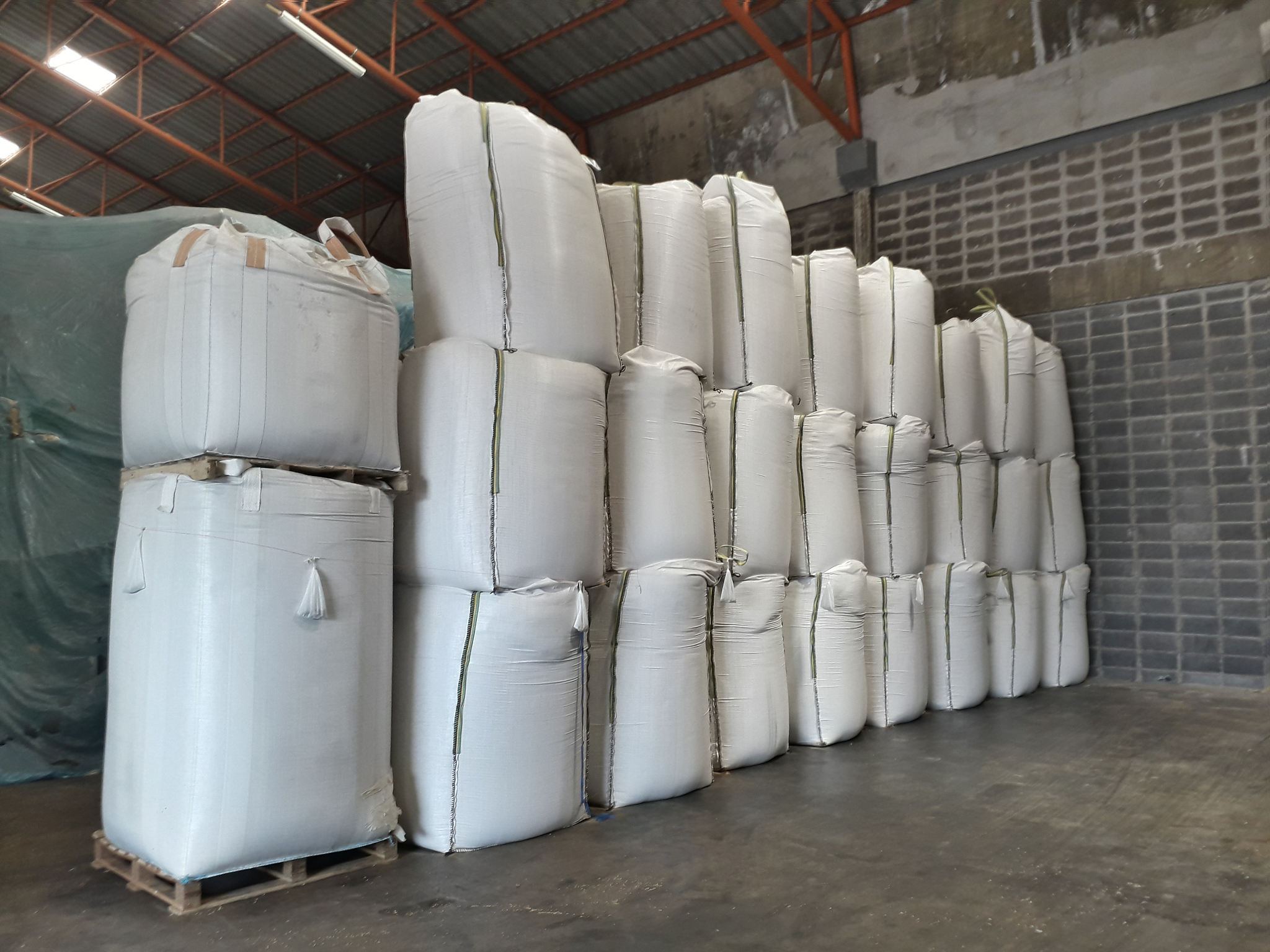 改写 这种肥料在一定程度上可以完全控制养分在土壤中的溶解和转化过程具有很大的发展潜力和广阔的发展前景。其中关于物理组合肥料的报道不多但考虑到肥料替代率的快速性保留了相应的类别。至于化学肥料组合则更多地以专利形式出现。物理和化学组合肥料已经在一些文献中进行了探讨并已被证明具有协同效应。