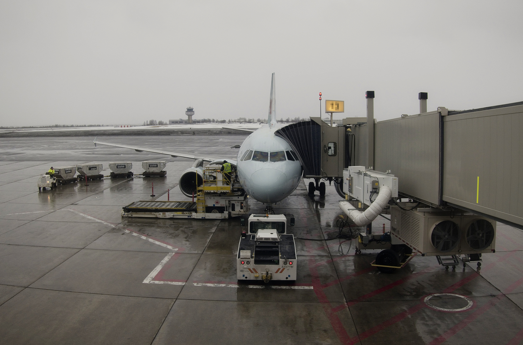 空客和波音民航飞机雷达罩结构雷电防护设计的差异性分析