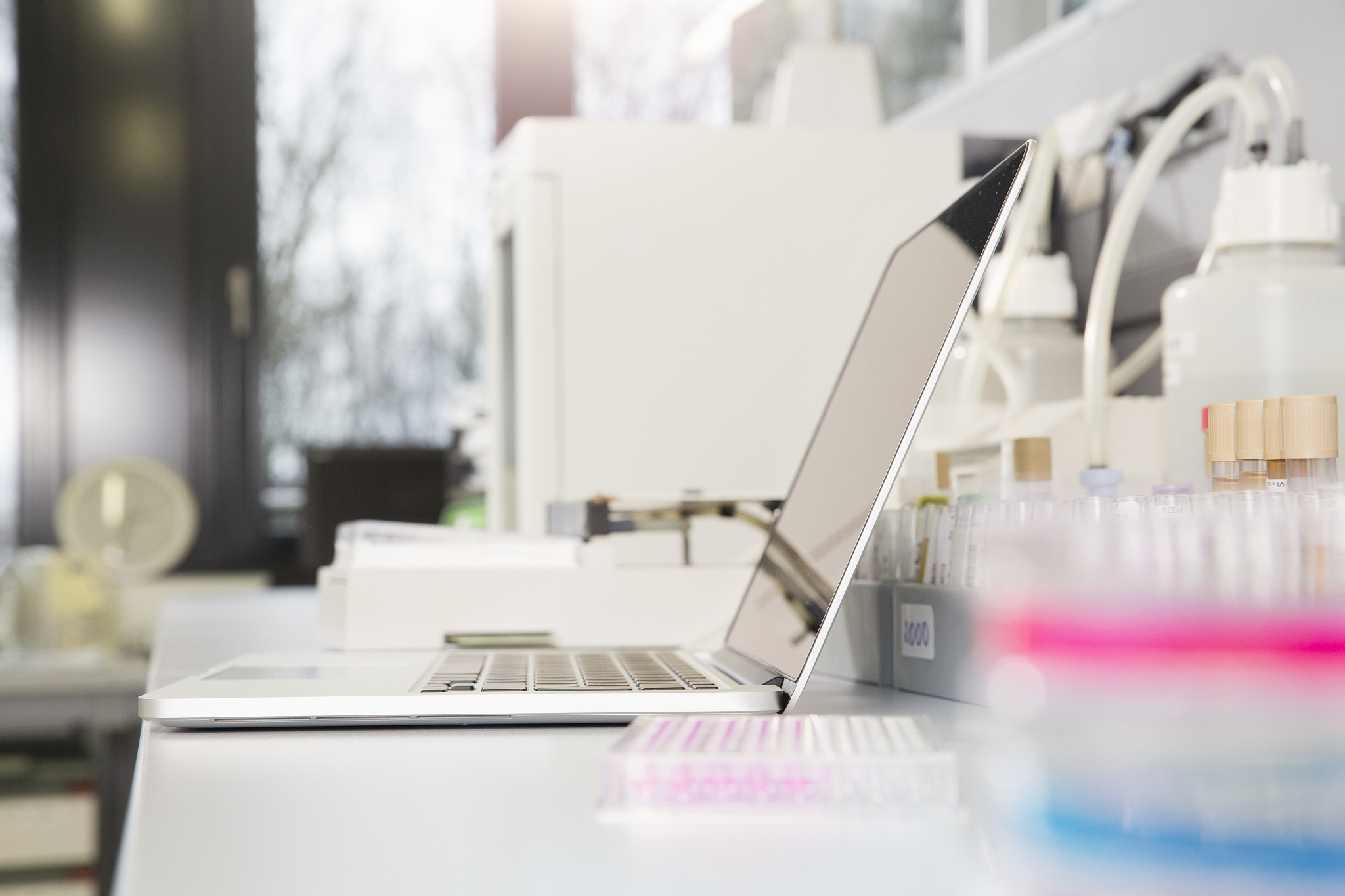 重庆女生中专学校学什么专业好？热门专业推荐及就业前景