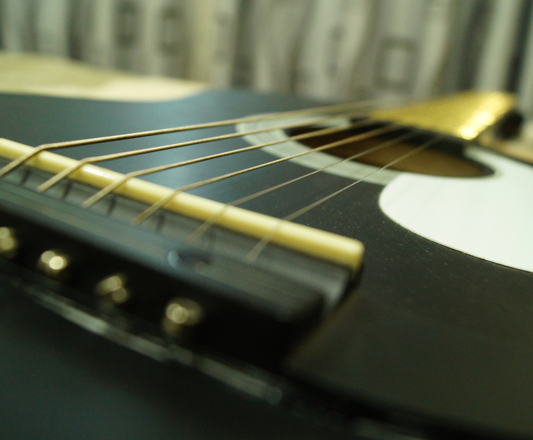 扮演一名音乐博主写篇1000字古典吉他弹来弹去都是那几首古典曲目。有啥价值？的文章要有和读者互动语句重新编写个标题