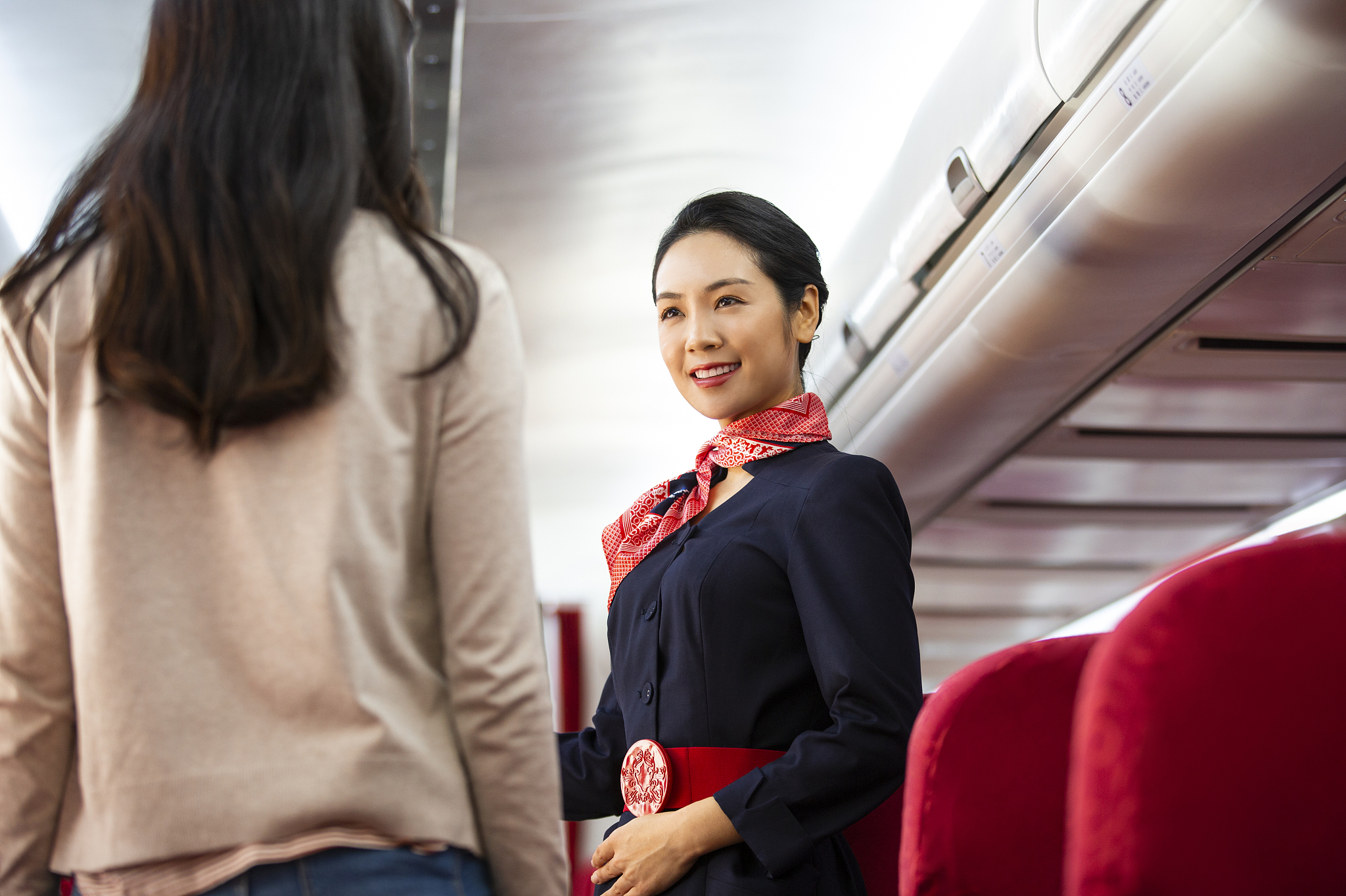 成都航空职业学校分享防止压耳空姐有妙招
