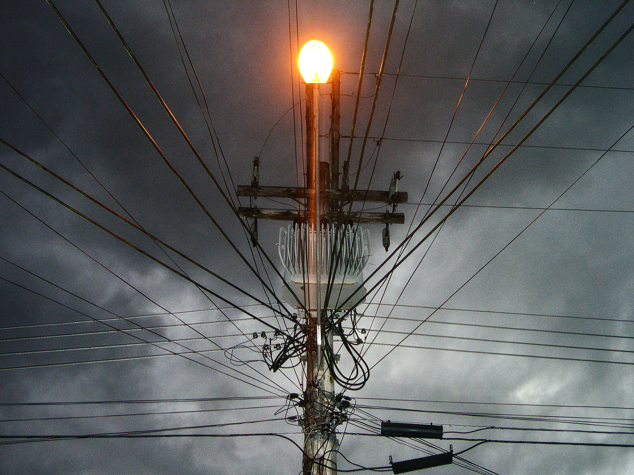 把这句话的意思换一种方式表达出来并不改变原来的意思绕组相间短路及其引出线；2 中性点直接接地侧的单相接地故障