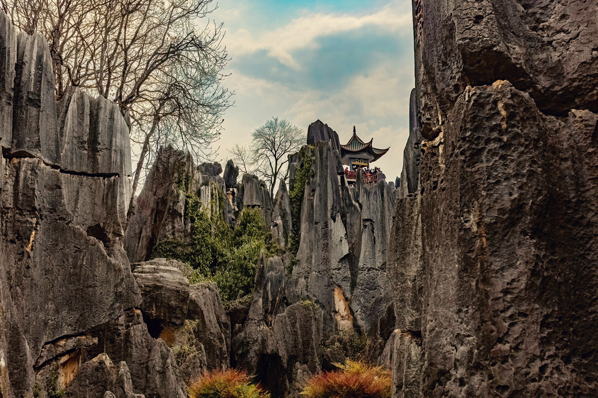 请你调研介绍云南蒙自的自然与人文景观重点介绍物质与非物质文化遗产用于文化采风前期报告