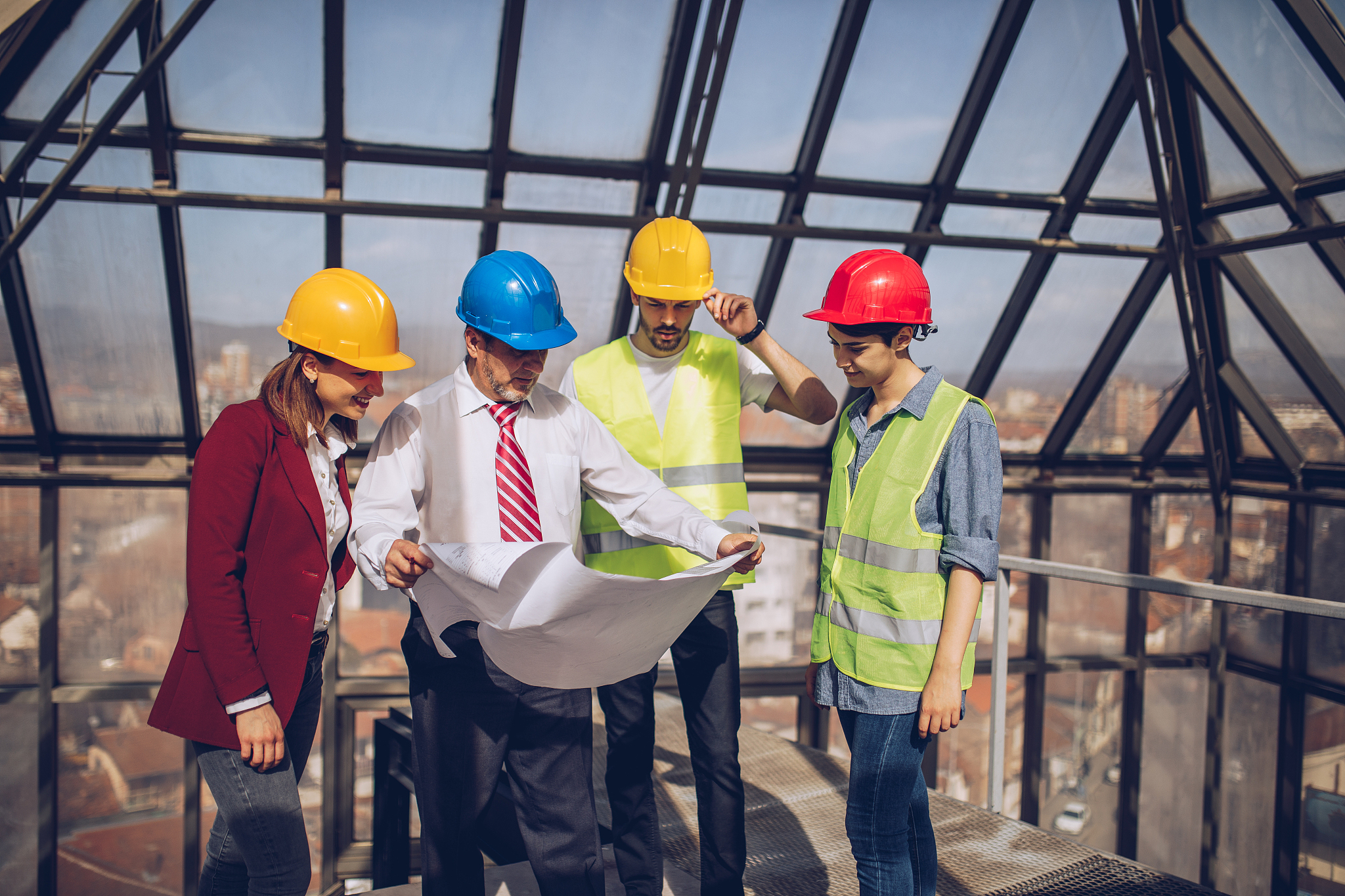 MX小学建筑施工安全管理难点分析：如何克服施工现场复杂环境、人员意识不足等挑战