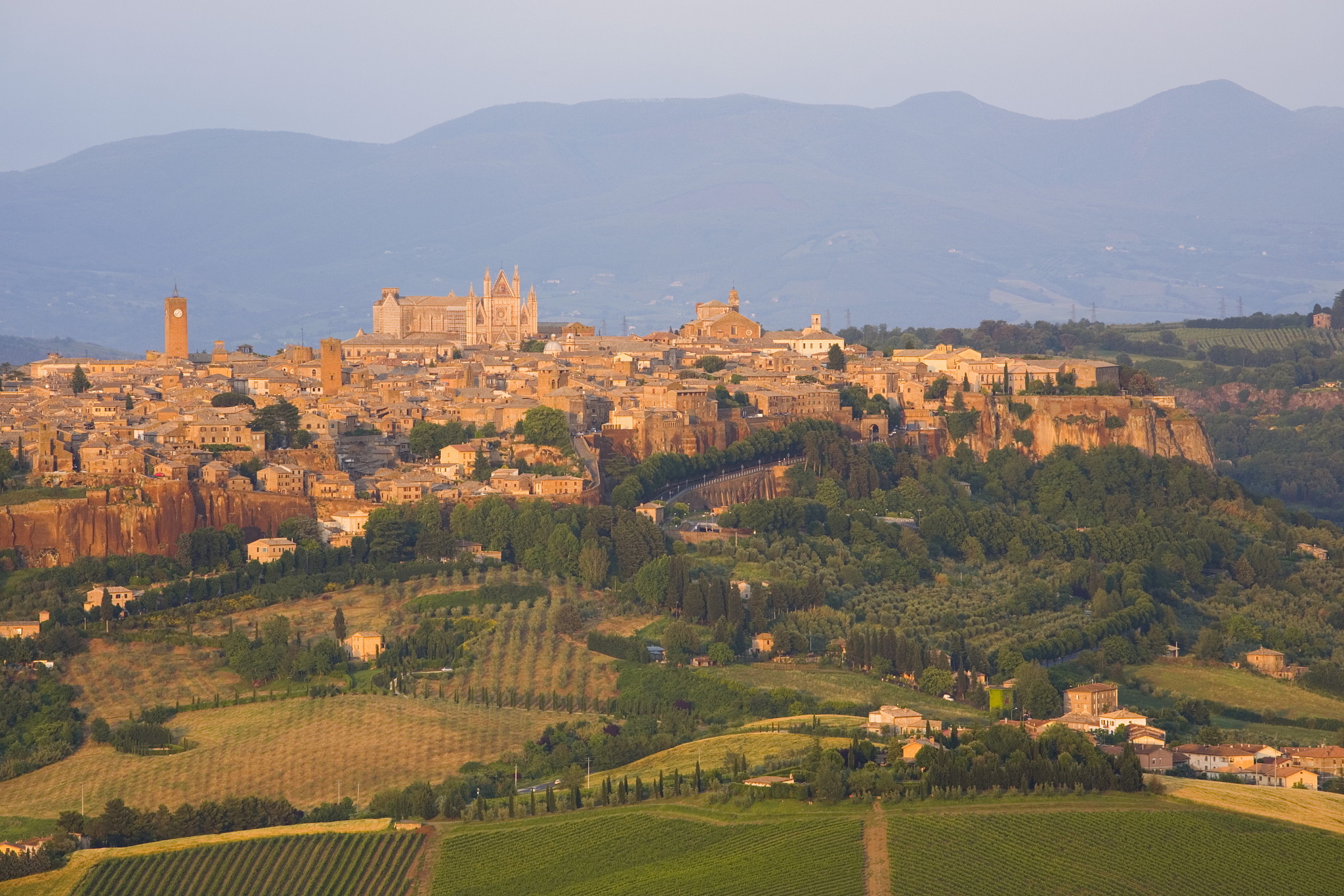 正是这种态度导致liguria和Veneto的财政低迷而aosta积极参与工商金融大区piemonte和lombardia的合作获得了很大的利益。