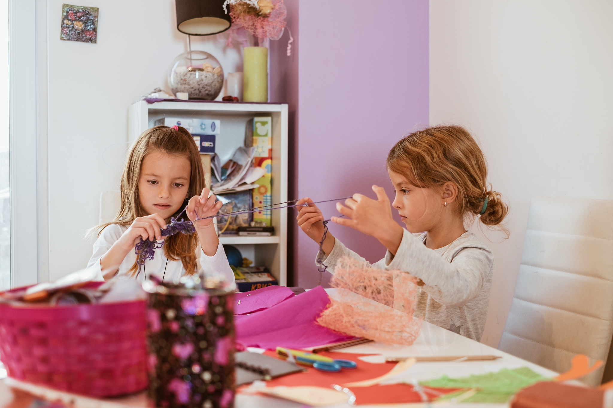 你现在身份一名老师现在要文章参赛请概述二、学前儿童的发展特点注意写作内容要联系实践其写作格式如下：一认知发展 二社交发展 三情感发展 四身体发展