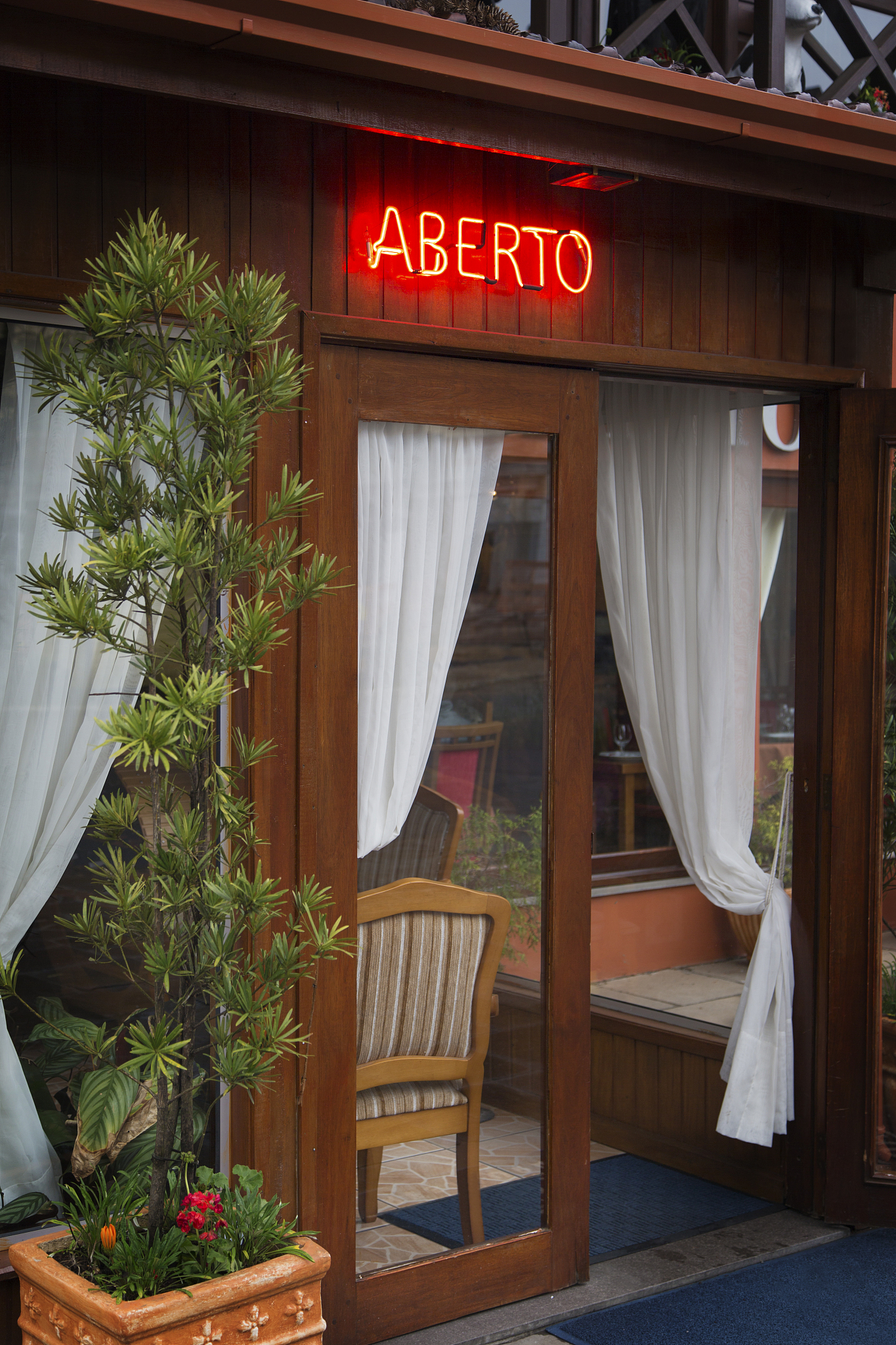 请帮我翻译下面的句子成英语。感谢你的建议我登陆我的账号看到所有的状态都还是等待。事实上我有一些美妆和旅游的流量我想从Lookfantastic和HotelsCombined开始与你们的合作如果他们得到批准我会很快发送流量。