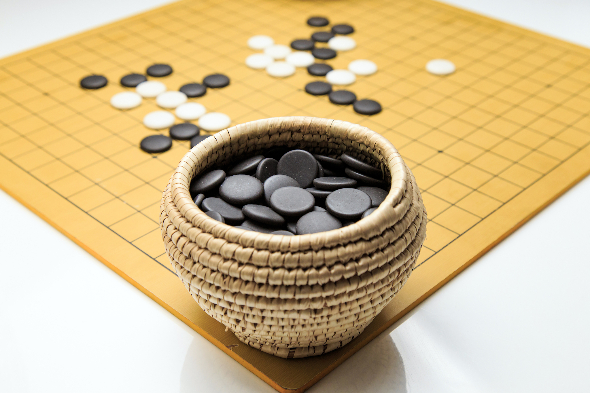 如何应对绝地求生游戏中稳定透视玩家的攻击？