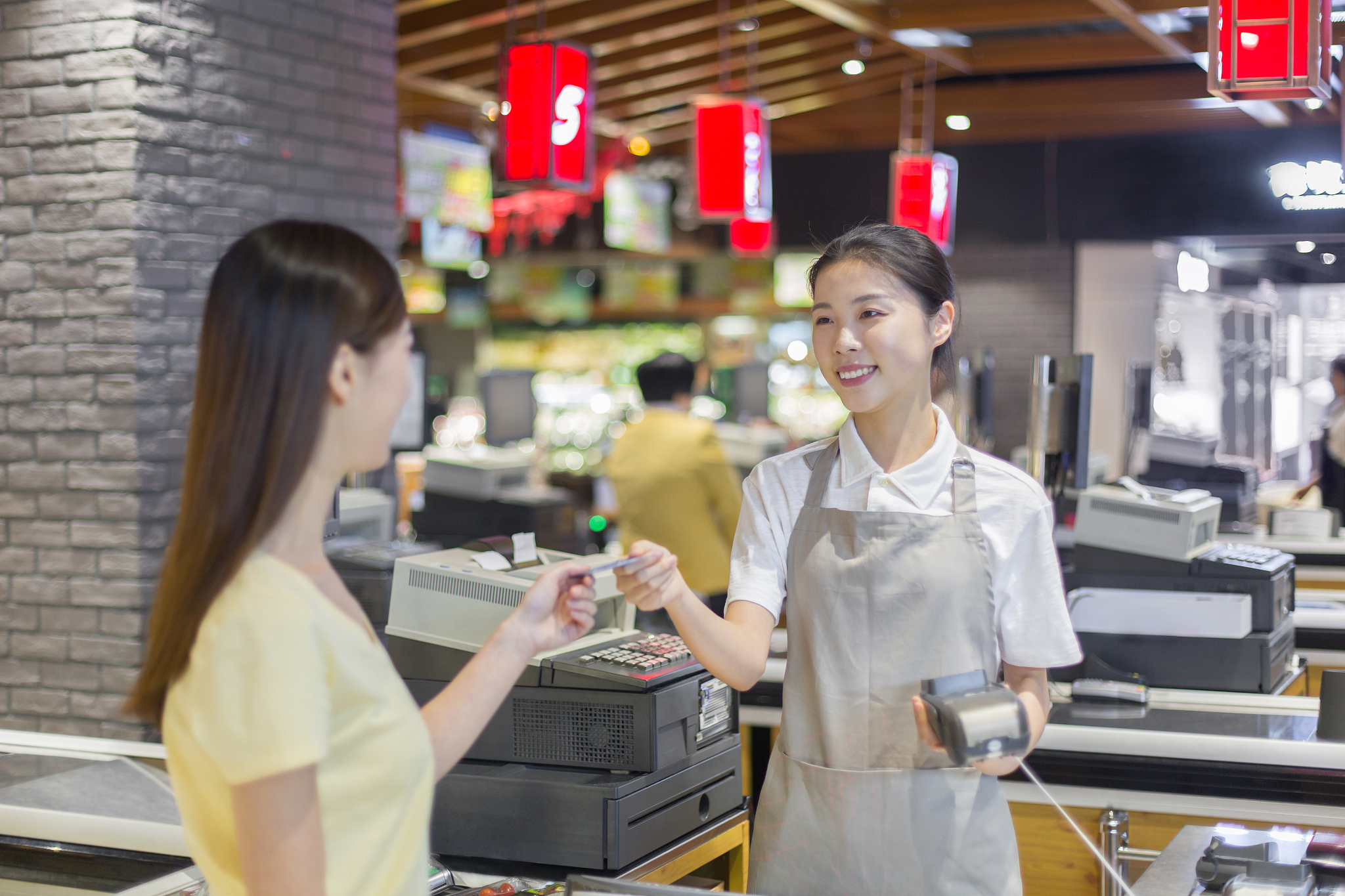 假设你是便利店收银台员工我是购买商品的顾客那么我们来对话吧！