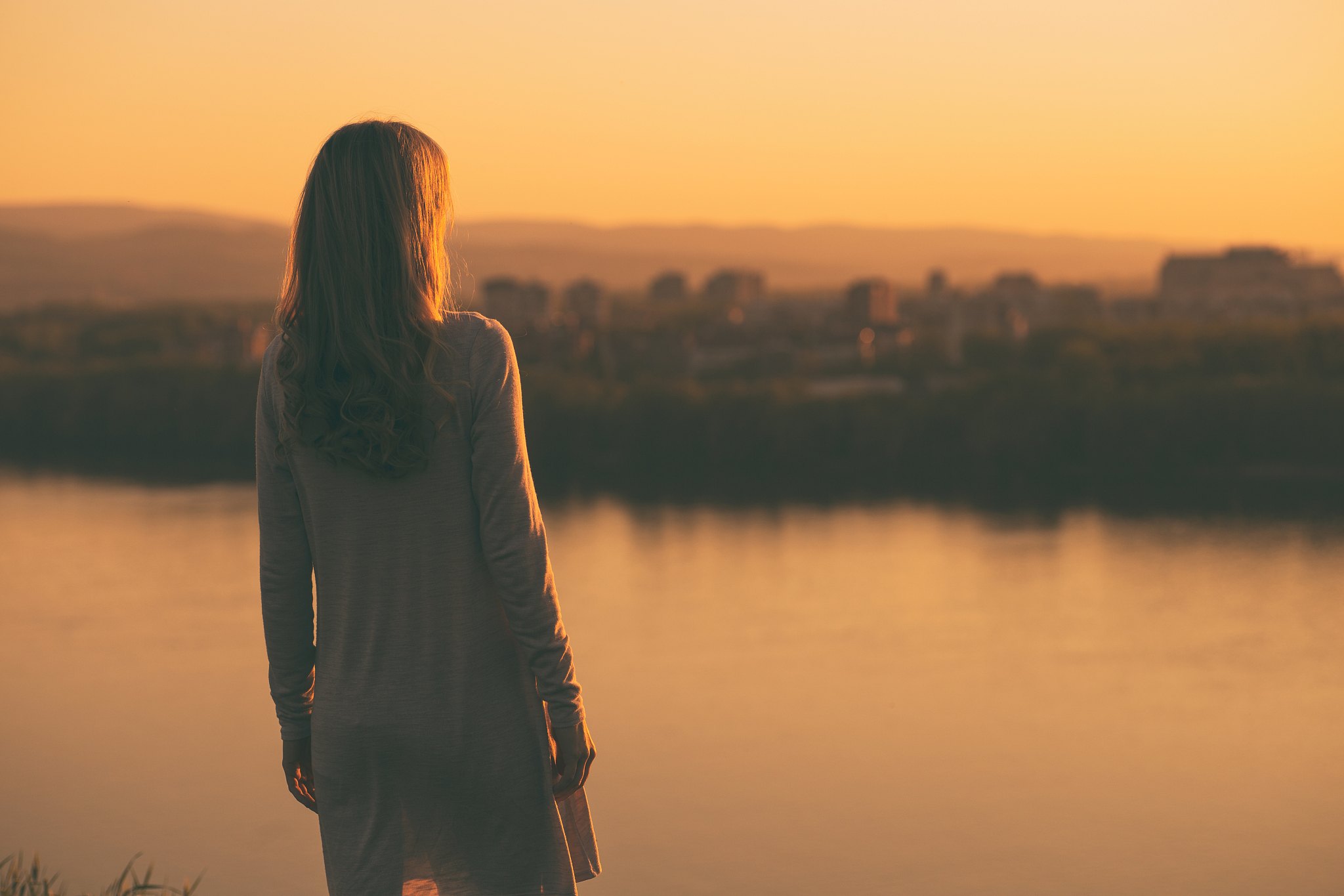 当一个女人变得安静，那就意味着她在逼着自己放下。大概是太过失望，所以才对谁都默不作声。真正的失望不是怒骂，不是号啕大哭，也不是冲你发脾气，而是沉默不语，是你做什么我都觉得和我再也没有任何关系。写一篇五千字的文章