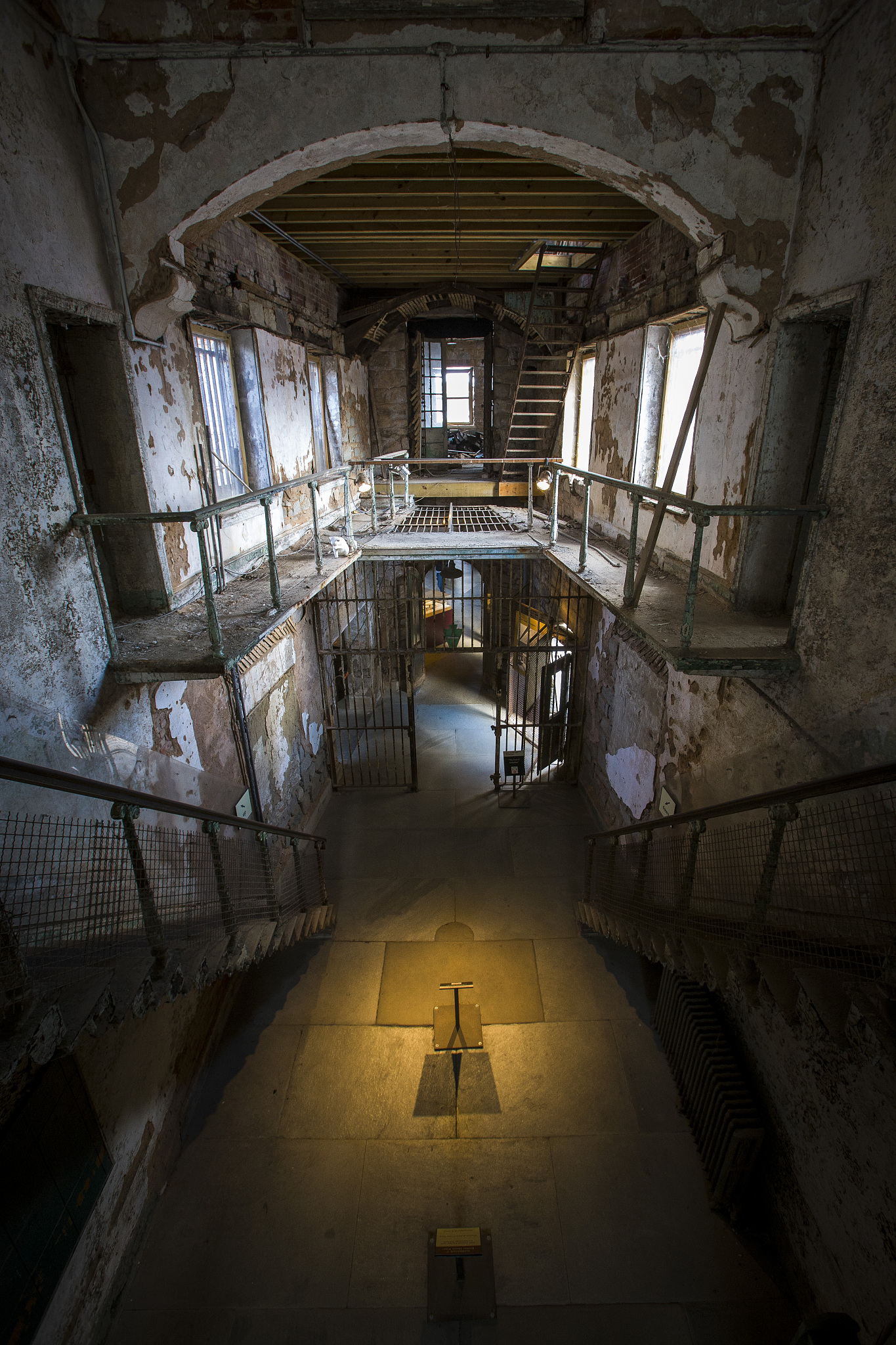 这是一间很小的牢房改成夸张句