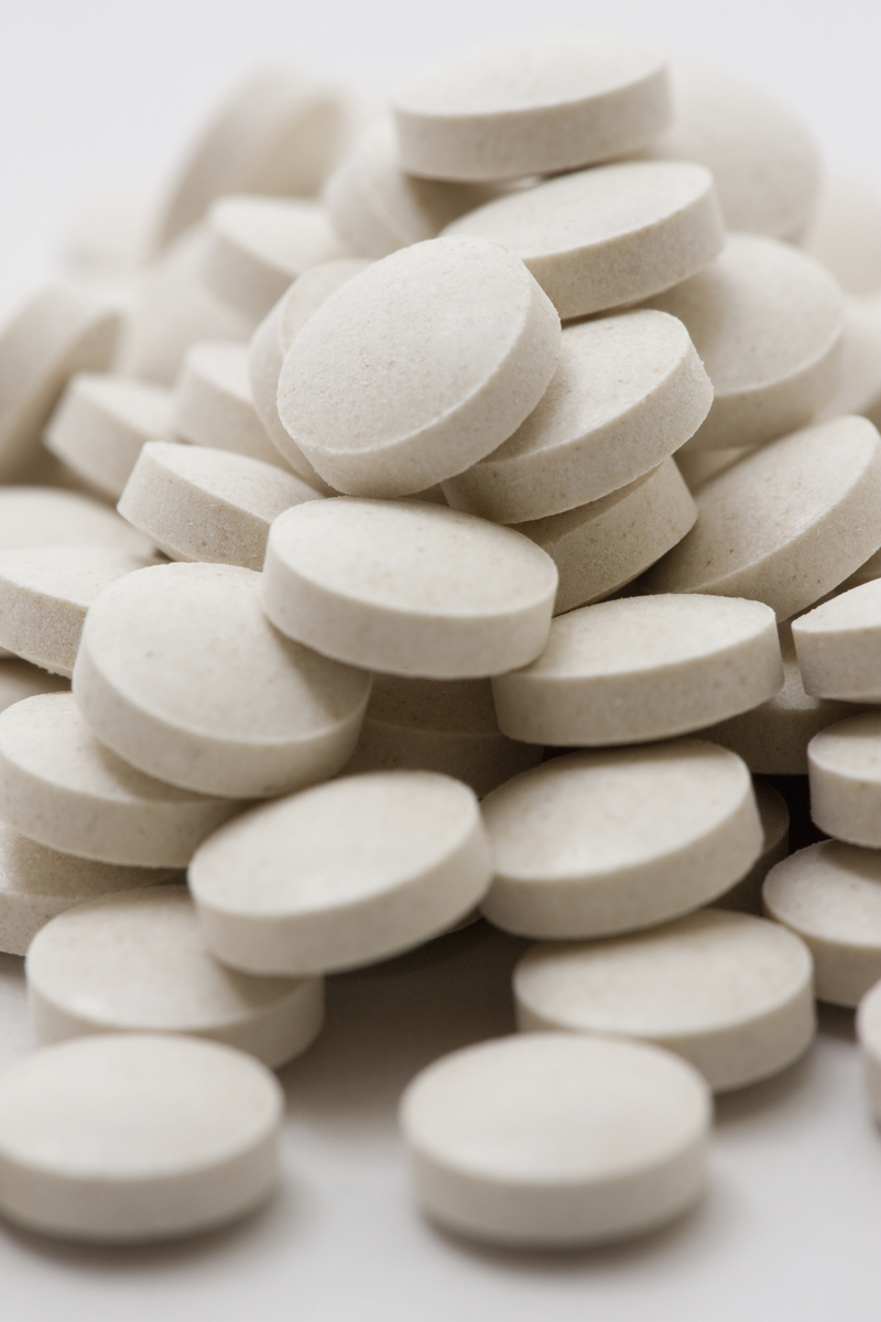 请根据健胃消食片的定位：美食过后消化消化梳理罗列出美食场景中年轻人的洞察痛点