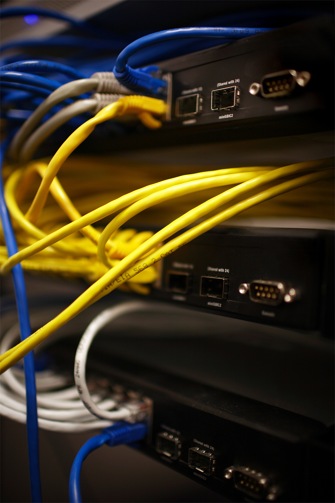 网线口右边亮灯的含义：网络连接正常！