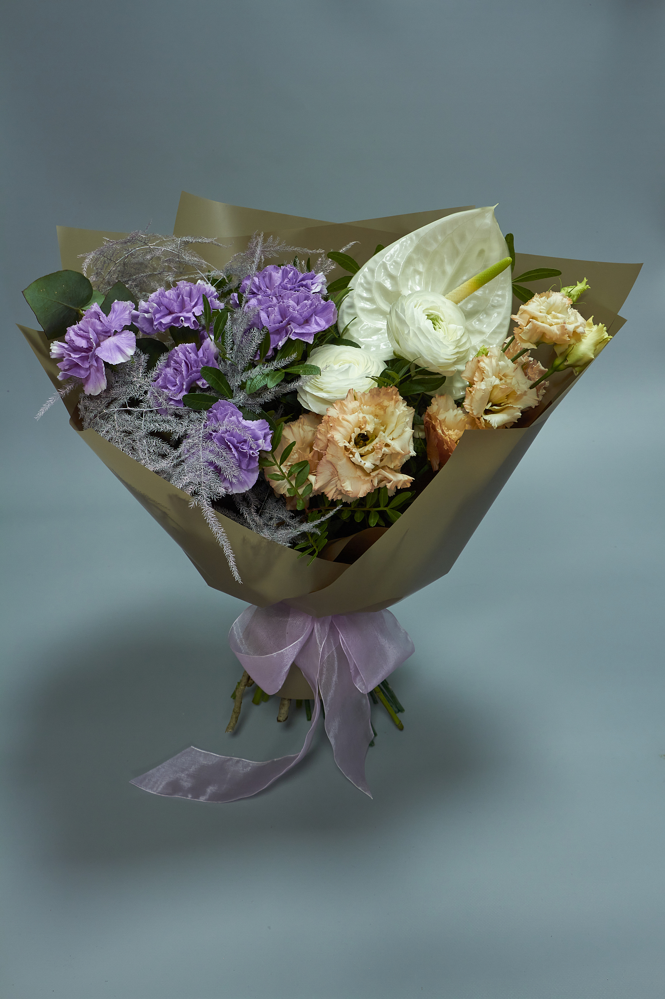 主播认为花永远都是浪漫的代表我相信无论是谁收到一束花都会很开心的是不是？接下来给宝宝们带来的是主播也很喜欢的小香风花束。有向日葵香槟玫瑰、桔梗等等而且还可以代写贺卡。送女朋友送爱人或者送母亲都是非常合适的而且这个有效期也是比较长的。优化扩充上面这段话。