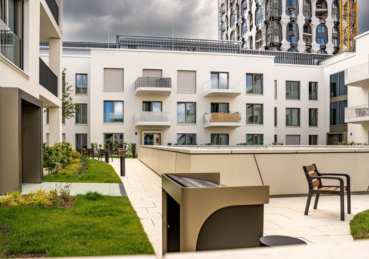 雅思口语part2 我梦想中的房子是一间拥有大片落地窗和阳台的公寓。这个公寓位于市中心交通便利步行即可到达商业中心、文化场所等。房间内部设计简约舒适有完善的电器设备和家具。最重要的是这个房子的阳台可以俯瞰整个城市的美景让我在家中也能享受到美好的视觉体验。英语翻译