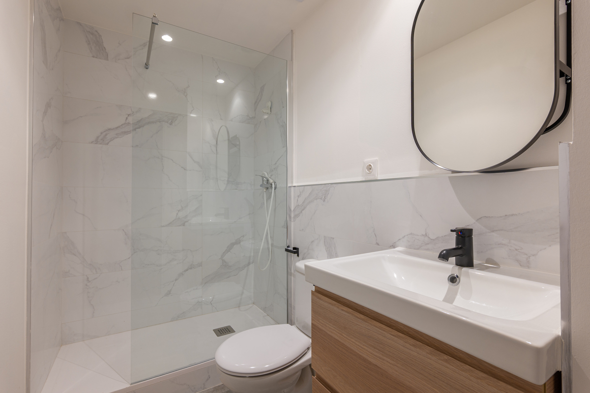 卫生间 大 有浴缸 跟浴室柜相连 浴室柜台面上右侧有高柜