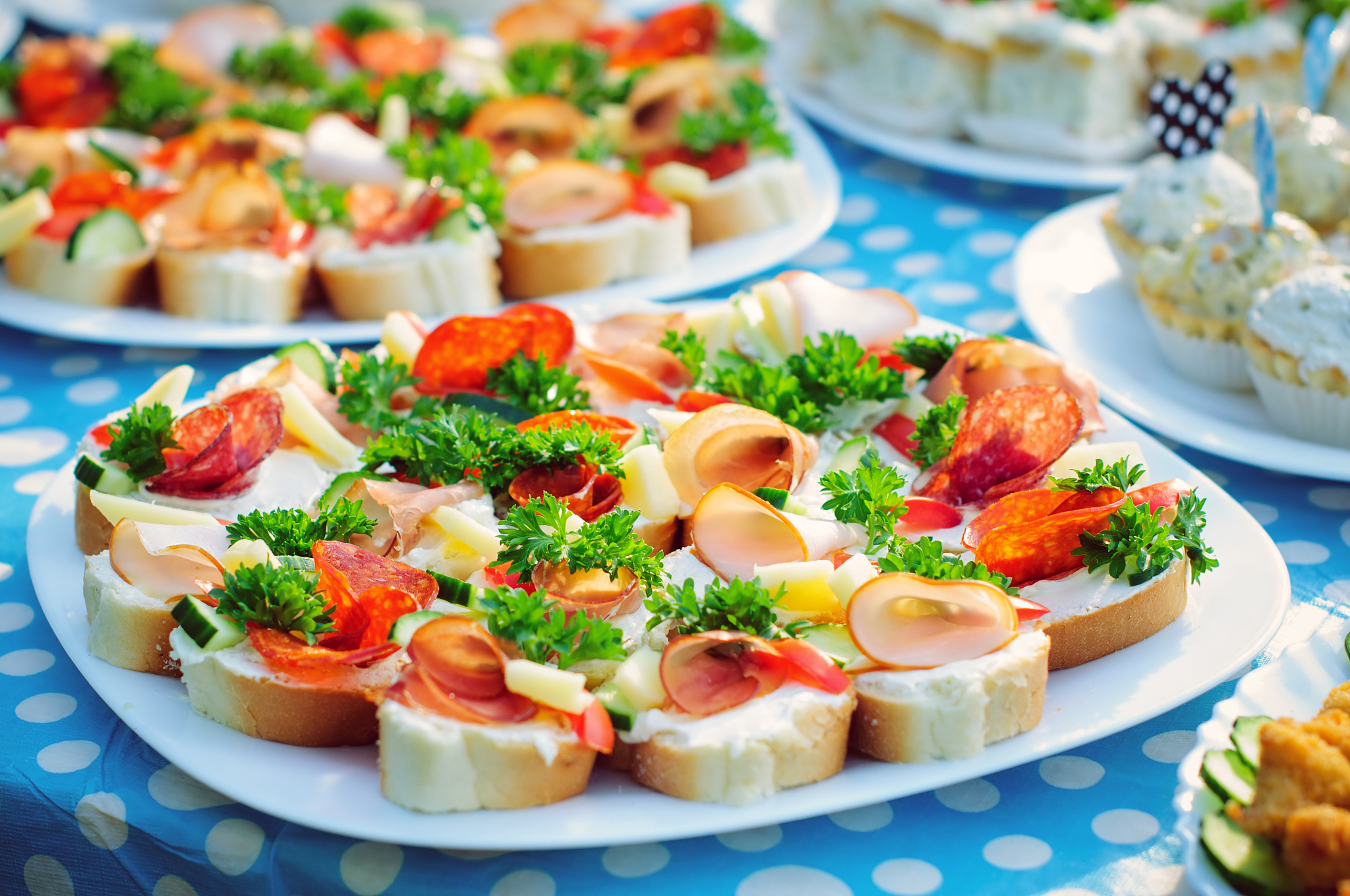 润色一下这句话随着我国市场经济的快速发展各行业都呈现出生机勃勃的发展景象其中餐饮业的发展尤为突出。但在快速发展的同时餐饮业在日常经营管理中仍普遍采用手工管理方式整体科技含量低。随着餐饮企业规模和数量的不断增长手工管理模式无论是在工作效率、人员成本还是提供决策信息方面都已难以适应现代化经营管理的要求因此制约了整个餐饮业的规模化发展和整体服务水平的提升。