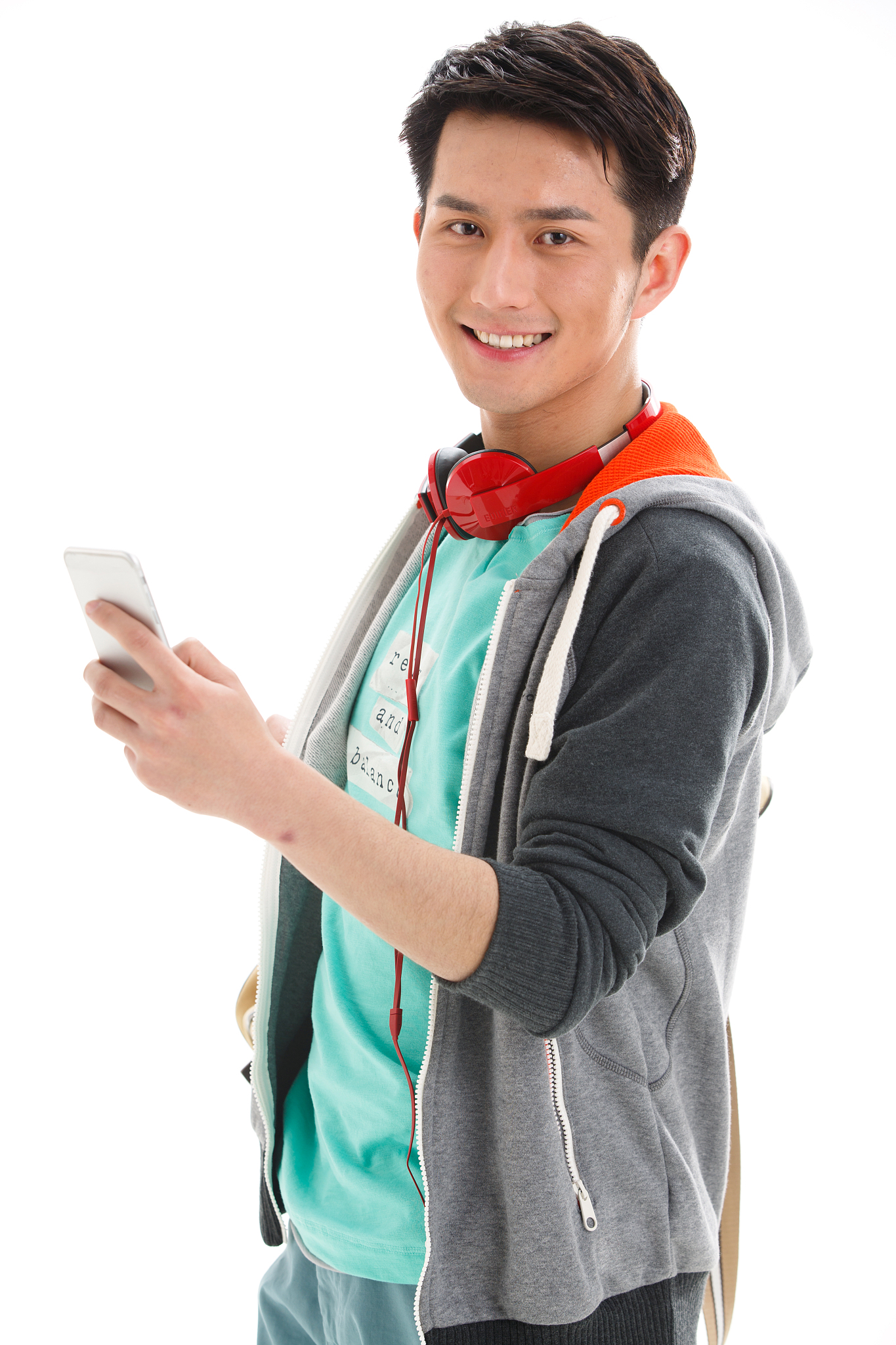 一个年轻的大学男生拿着手机