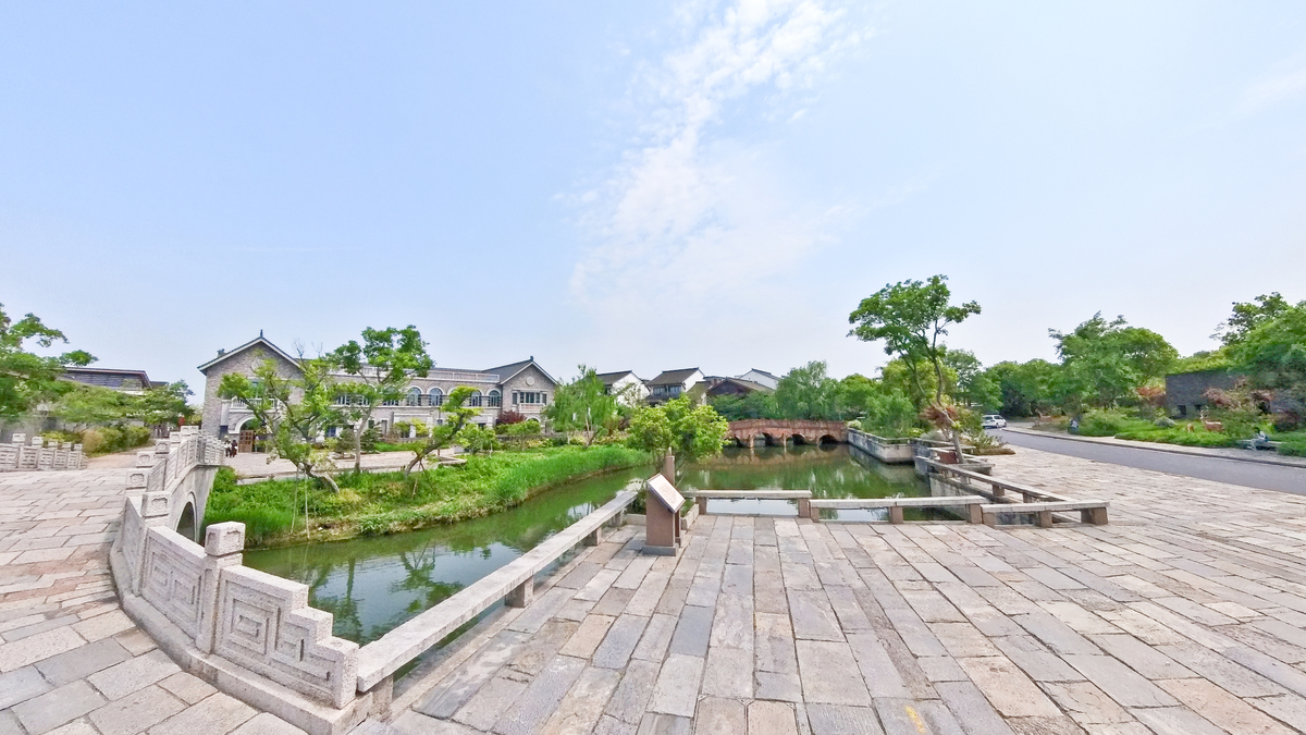 帮我介绍一下阜阳市桃花村的概况阜阳市桃花村位于安徽省阜阳市颍州区是一个历史悠久、文化底蕴深厚的古村落。该村始建于唐代距今已有千年历史是安徽省级历史文化名村。村落依山傍水环境优美有着丰富的自然资源和人文景观。村内保存了大量明清时期的古建筑如古民居、古庙宇、古桥梁等其中最具代表性的是明代三元宫是全国重点文物保护单位。此外桃花村还以桃花闻名每年春天桃花盛开吸引了众多游客前来观赏。村内还有传统手工艺品制作