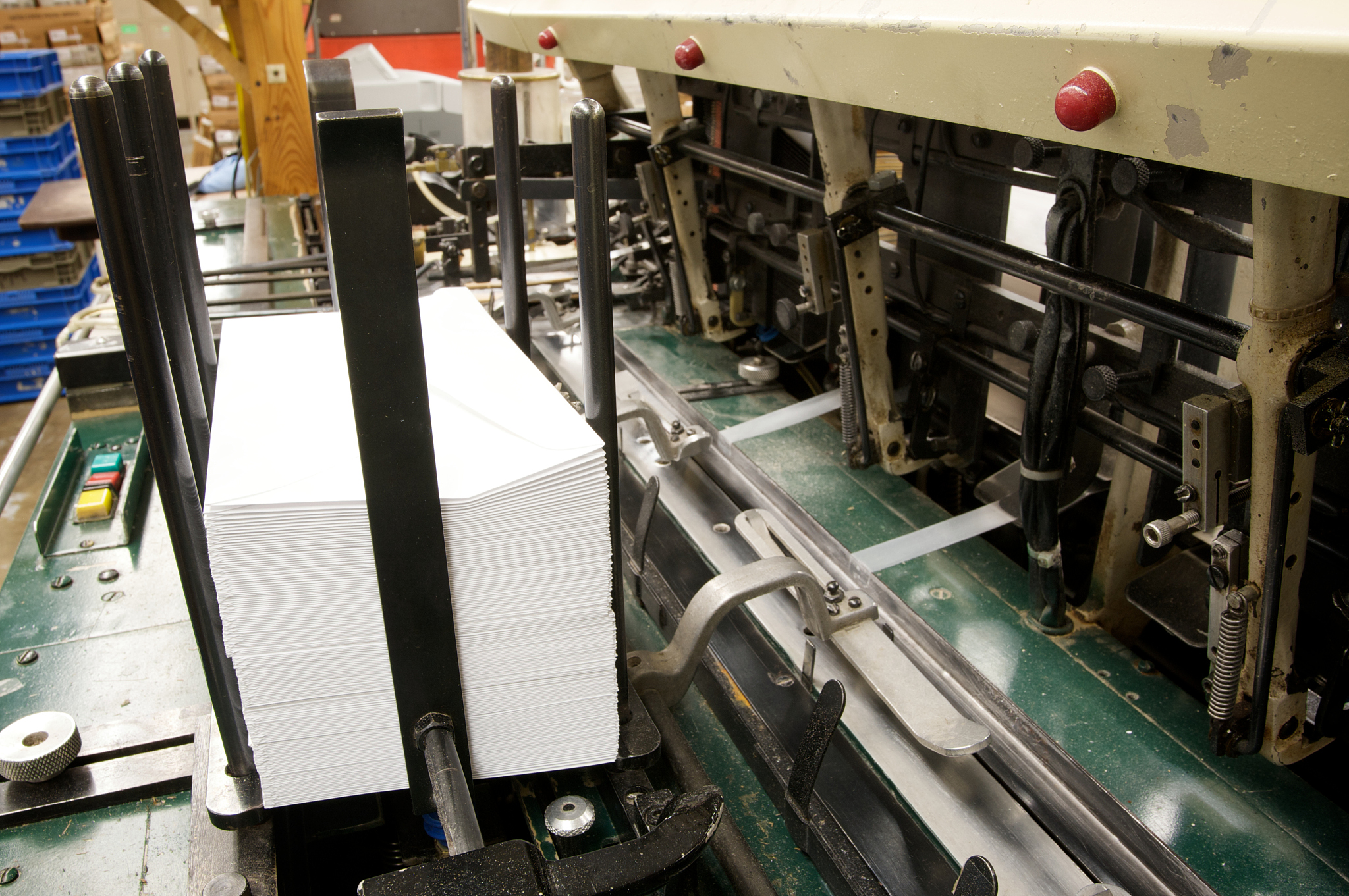 设计垃圾自动分拣设备时应该选用哪种分拣杆执行器来区分是否存在多组垃圾、是否为纸质垃圾、是否为玻璃垃圾、是否为塑料垃圾