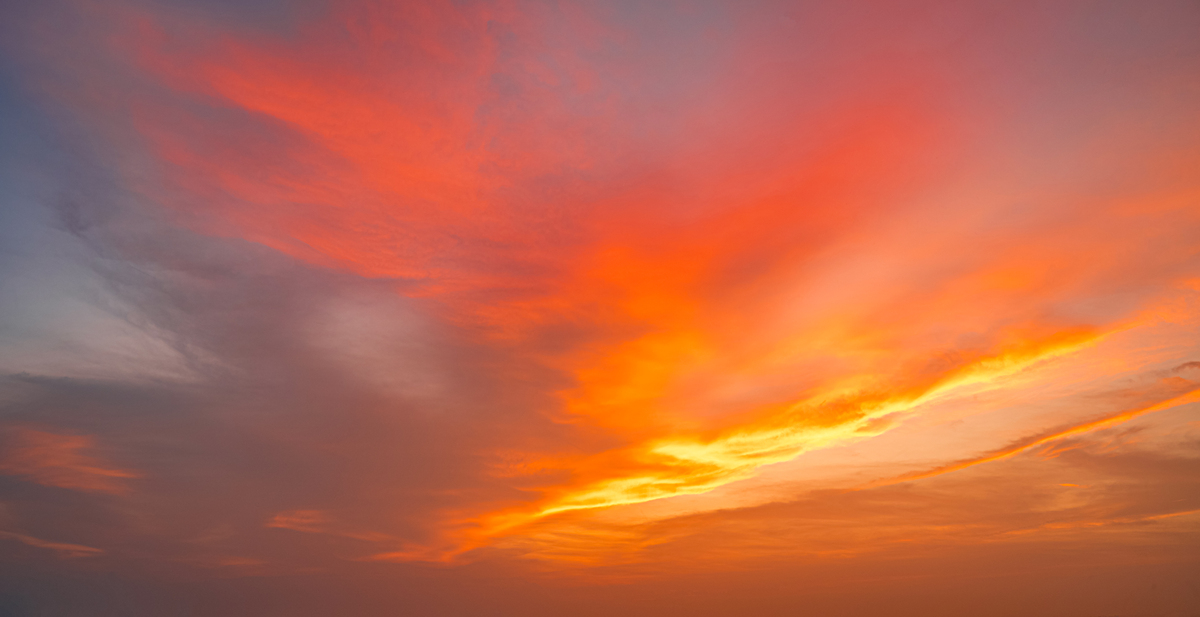 火烧云的特点：颜色、形状、高度、持续时间 | 300字解读