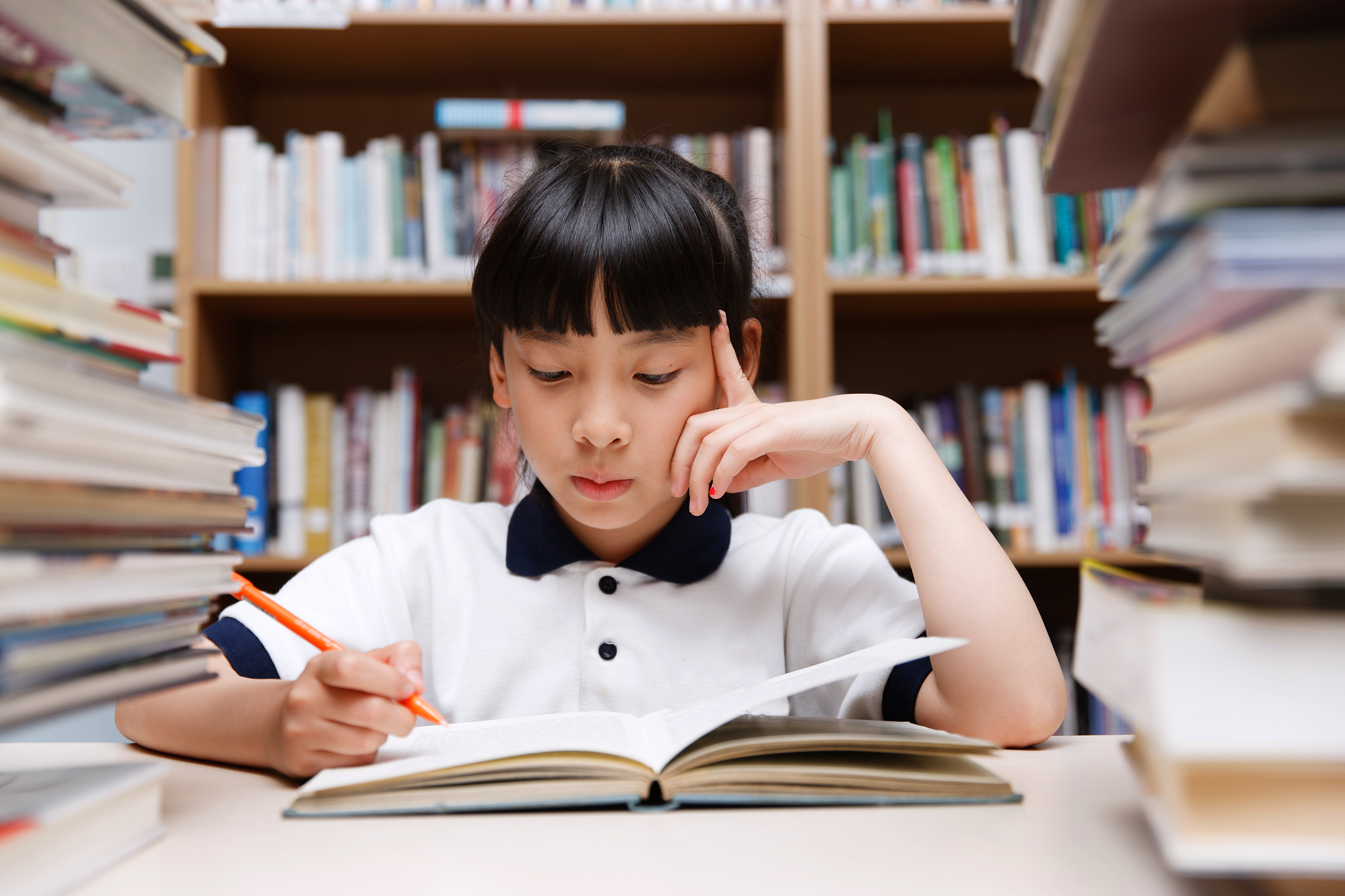 阅览室里的小学女生在做作业