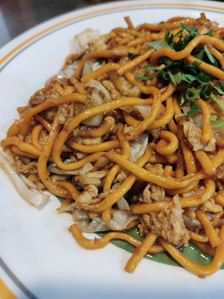 围绕炒面馆子，写一篇300字探店文章