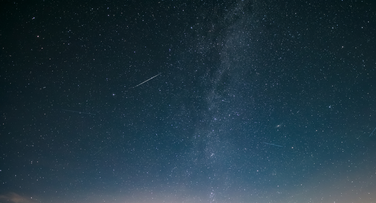 我有一个名为头一夜星光的微信公众号请问第一篇推文应该怎么写以引起网友们的关注