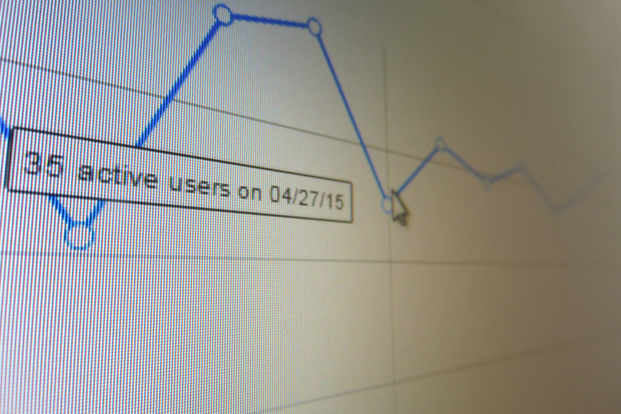 电磁波传播速度：影响因素及真空中光速解析
