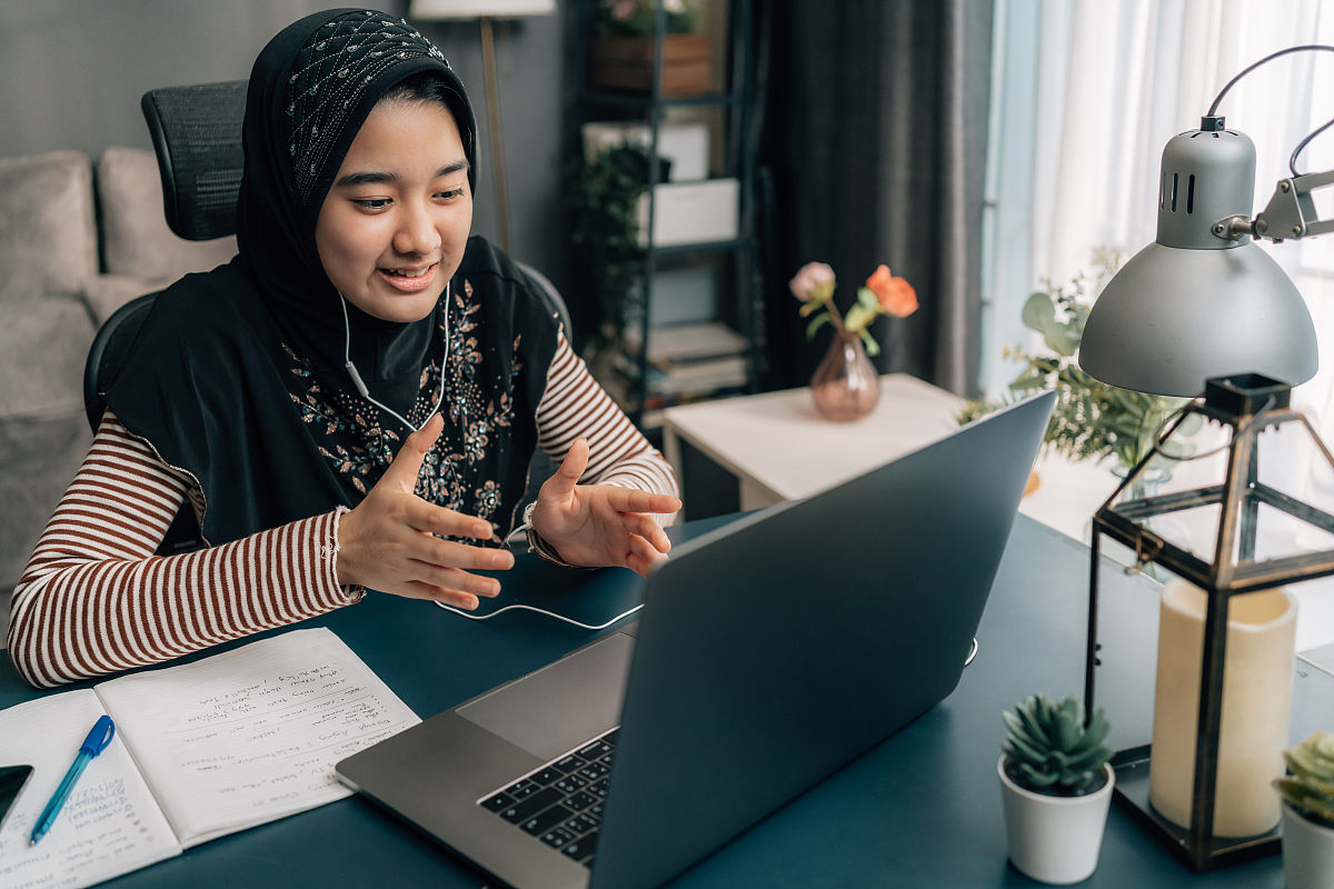 义务教育课程的特点：全面、普及、适应