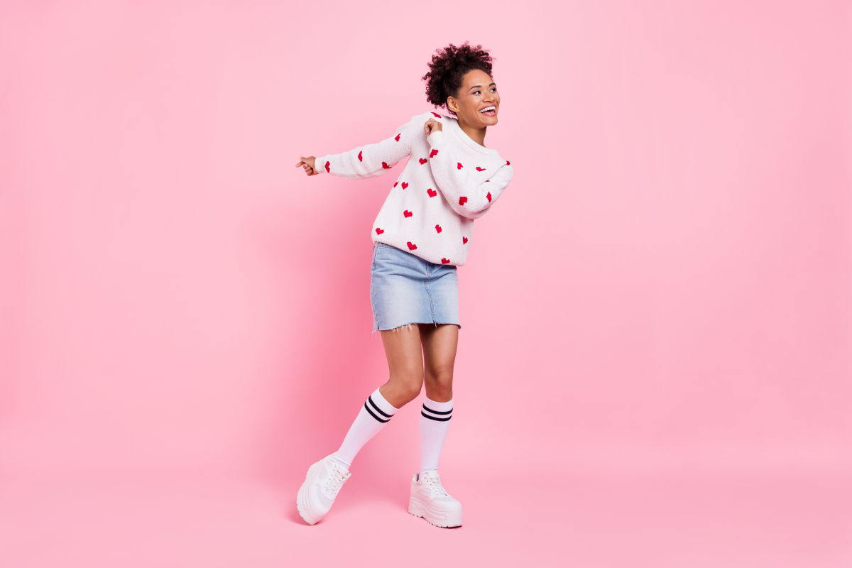 圆领长袖毛衣：秋冬季节的时尚百搭选择