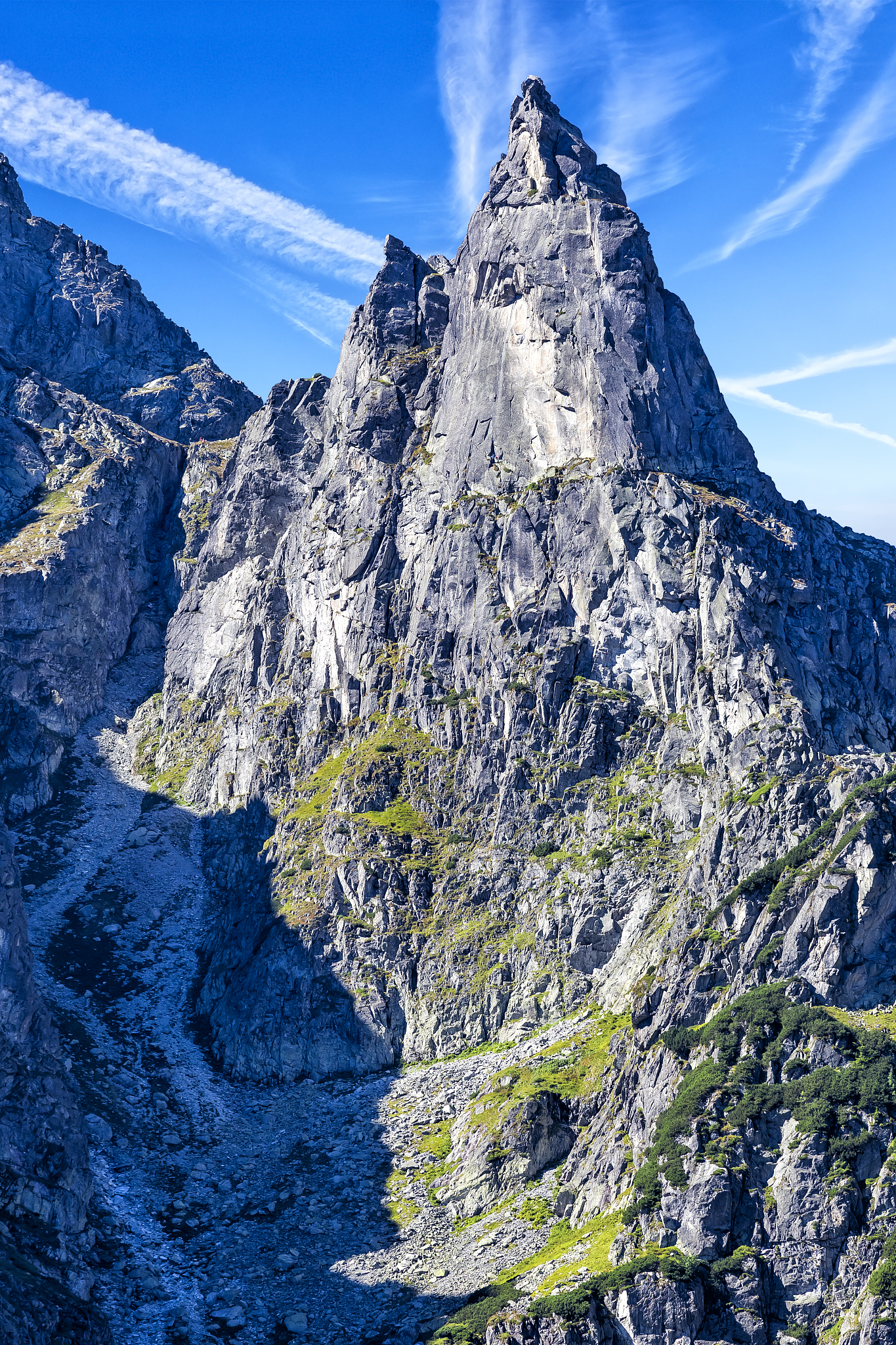 帮我查找世界地理或地区之最并写出它所在的地区及国家写50处以上