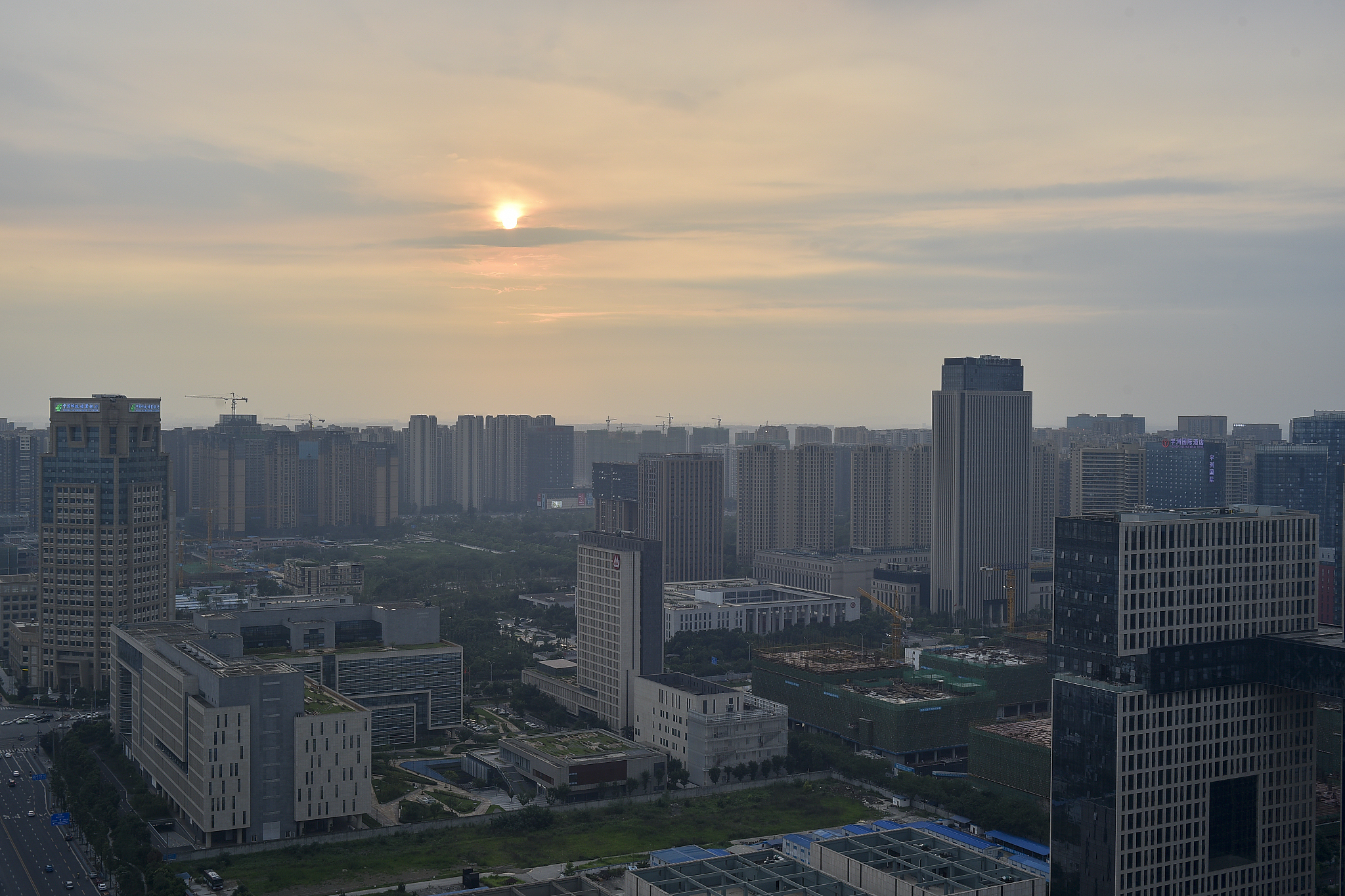 夕阳下的成都高新区