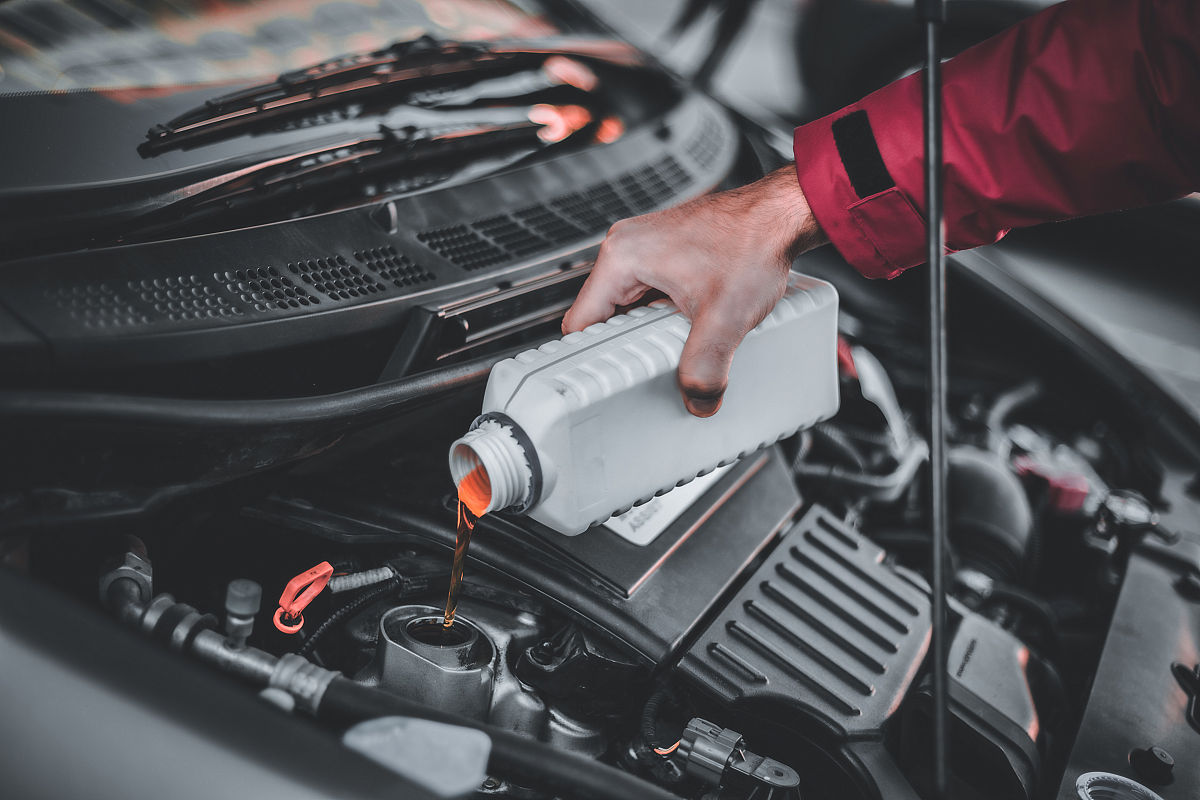 比亚迪秦参数配置：混合动力轿车性能与续航里程揭秘