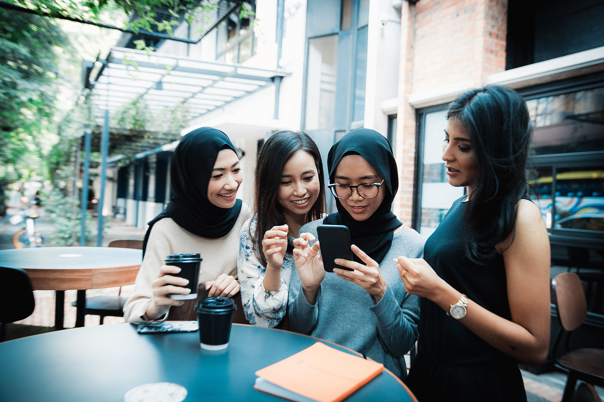 分析校园约会吧的市场机遇字数1000字。