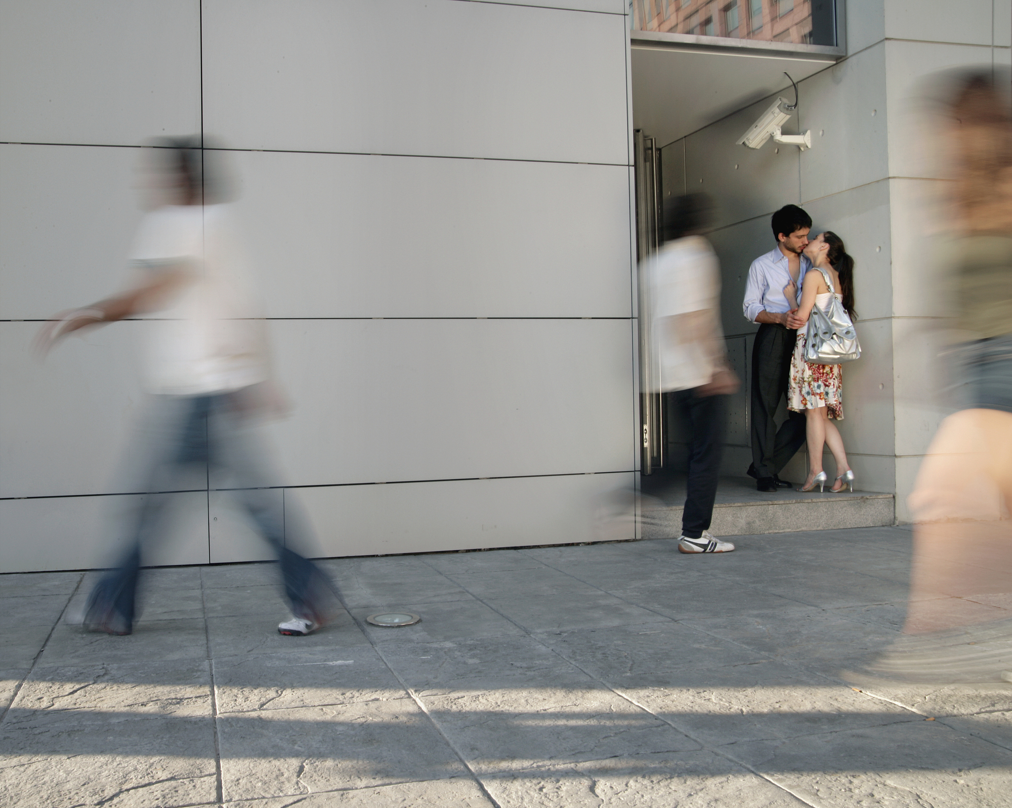 我在外面逛街突然拉肚子可是厕所门口排满了一堆人我现在已经快忍不住了怎么办