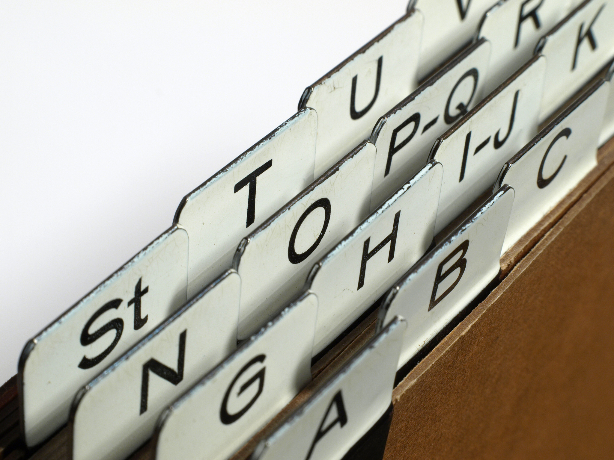 设文件索引节点中有7个地址项其中4个地址项为直接地址索引2个地址项是一级间接地址索引1个地址项是二级间接地址索引每个地址项的大小为4字节若磁盘索引块和磁盘数据块大小均为256字节。请问：1可表示的单个文件最大长度是多少？2若字节位移量是1999试将其转换为物理地址说明其位置。3若字节位移量是9999试将其转换为物理地址说明其位置。