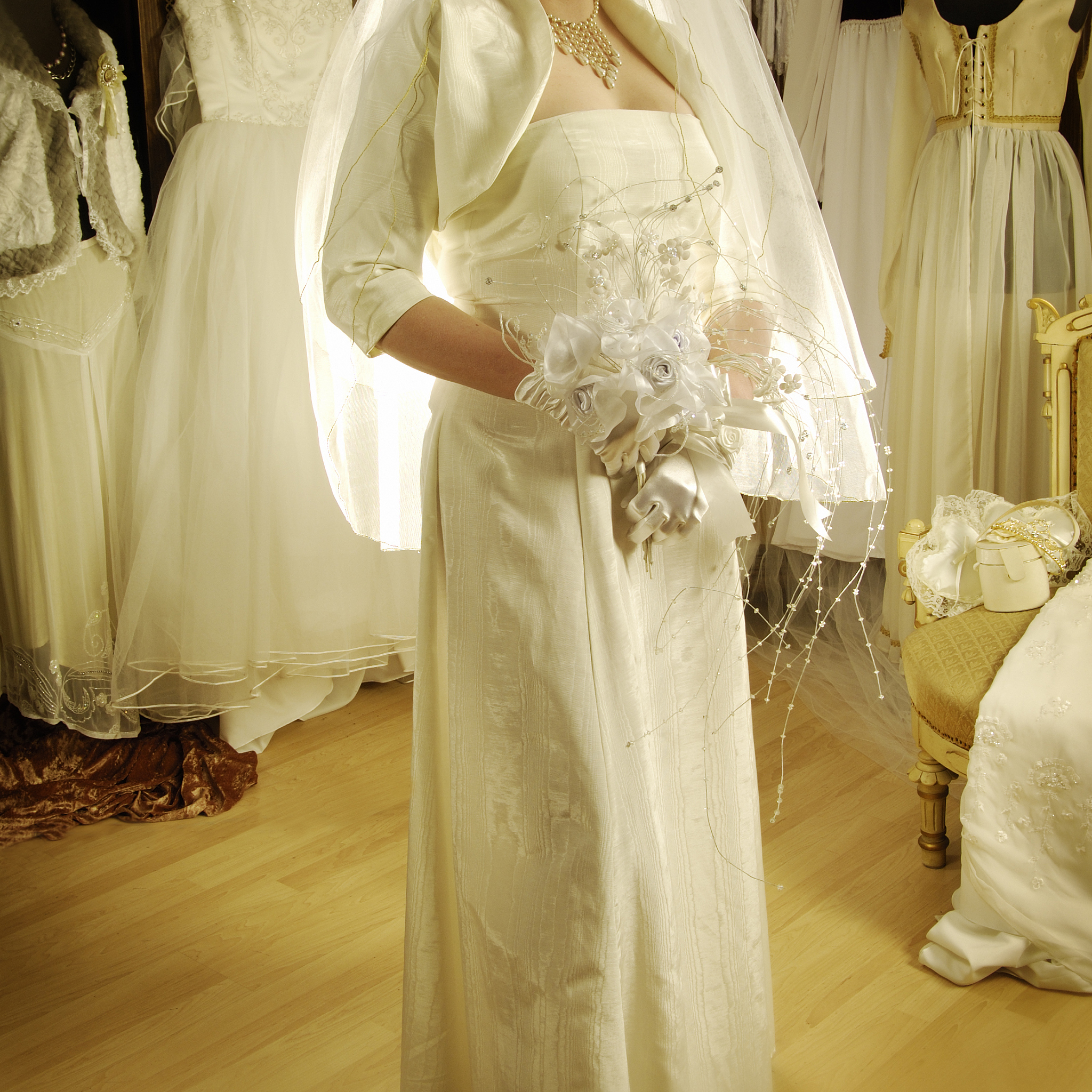 我周末要参加哥哥的婚礼现在23岁女生穿什么衣服出席比较好