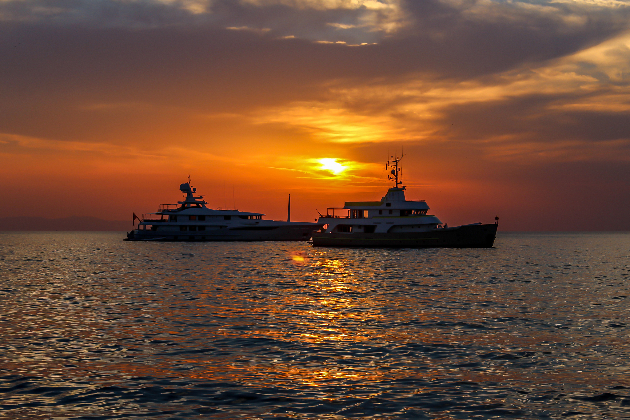 业主单次乘坐电梯的费用是共享电梯建、用的关键。以下为某小区单元拟采用共享电梯模式涉及的相关信息： 1该单元楼型为 7 层每层 2 户电梯采用平层入户方式； 2建设一部共享电梯需一次性投资建梯费用 60 万元； 3电梯设计使用寿命为 20 年公司后期每年陆续投入电梯运维管理相关费用期盼在 20 年内收回投资成本并获取投资增益 40 万元。