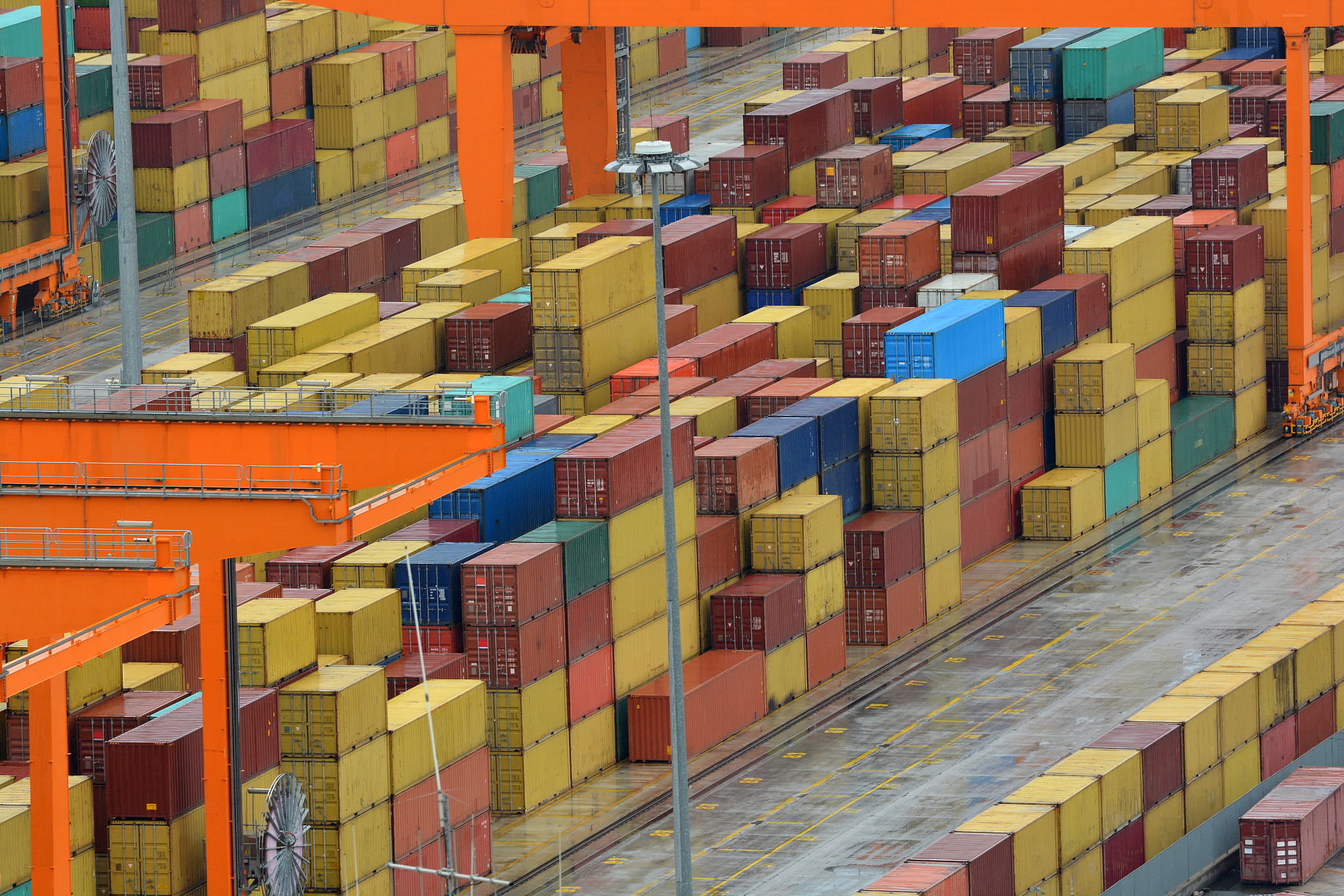 给定的仓库数据 仓库面积为2800平方米规格为库长70米库宽为40米库高8m 且无立柱是普通平面仓库。 2给定的货物数据 每天进出仓库货物情况 共80种不同类型的货物货物为普通日用品对仓库存放要求是通风透气。●其中有20的品种货物每种货物在库存储量峰值为40托盘。 有30的品种货物每种货物在库存储量峰值为25个托盘。 其余50的品种货物每种货物在库存储量峰值为10个托盘。●7假设收货区占仓库面积1