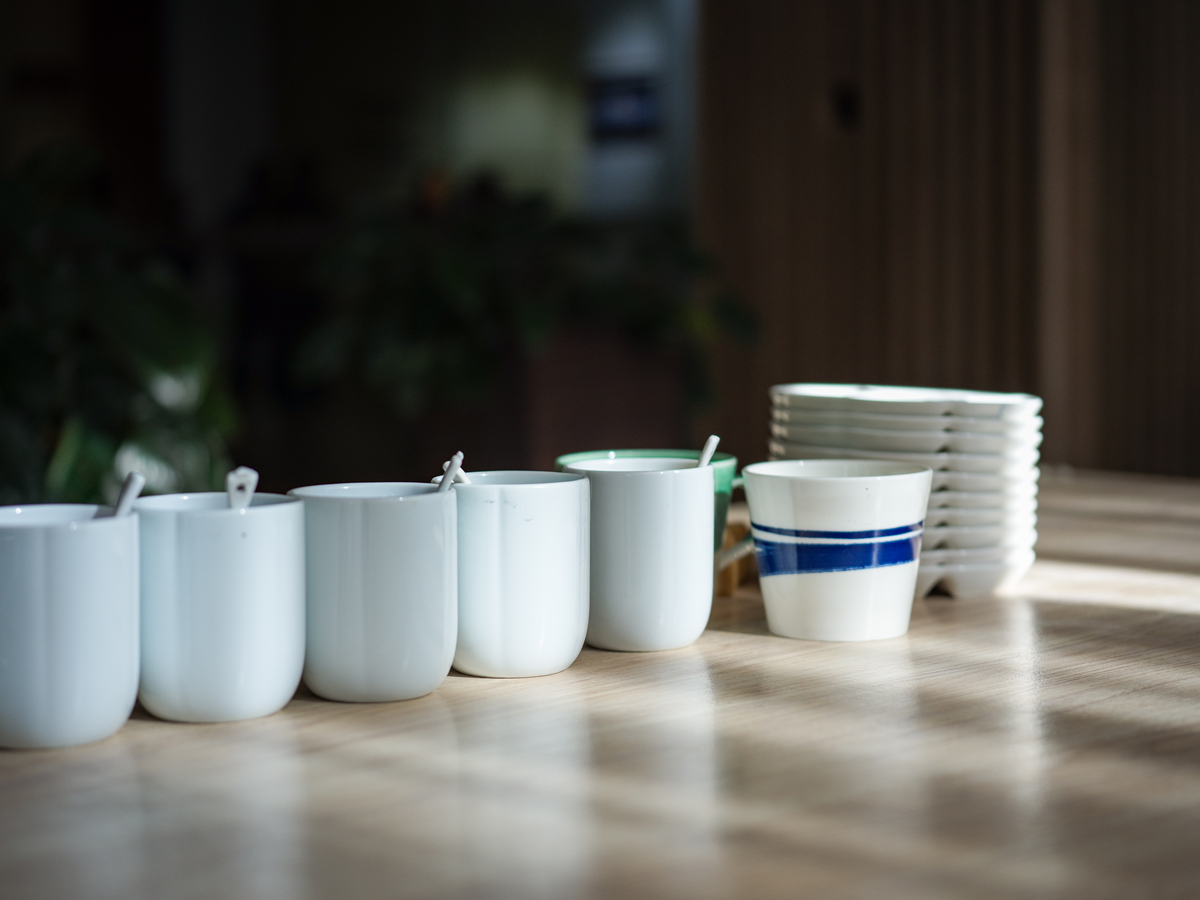 木桌上的茶具