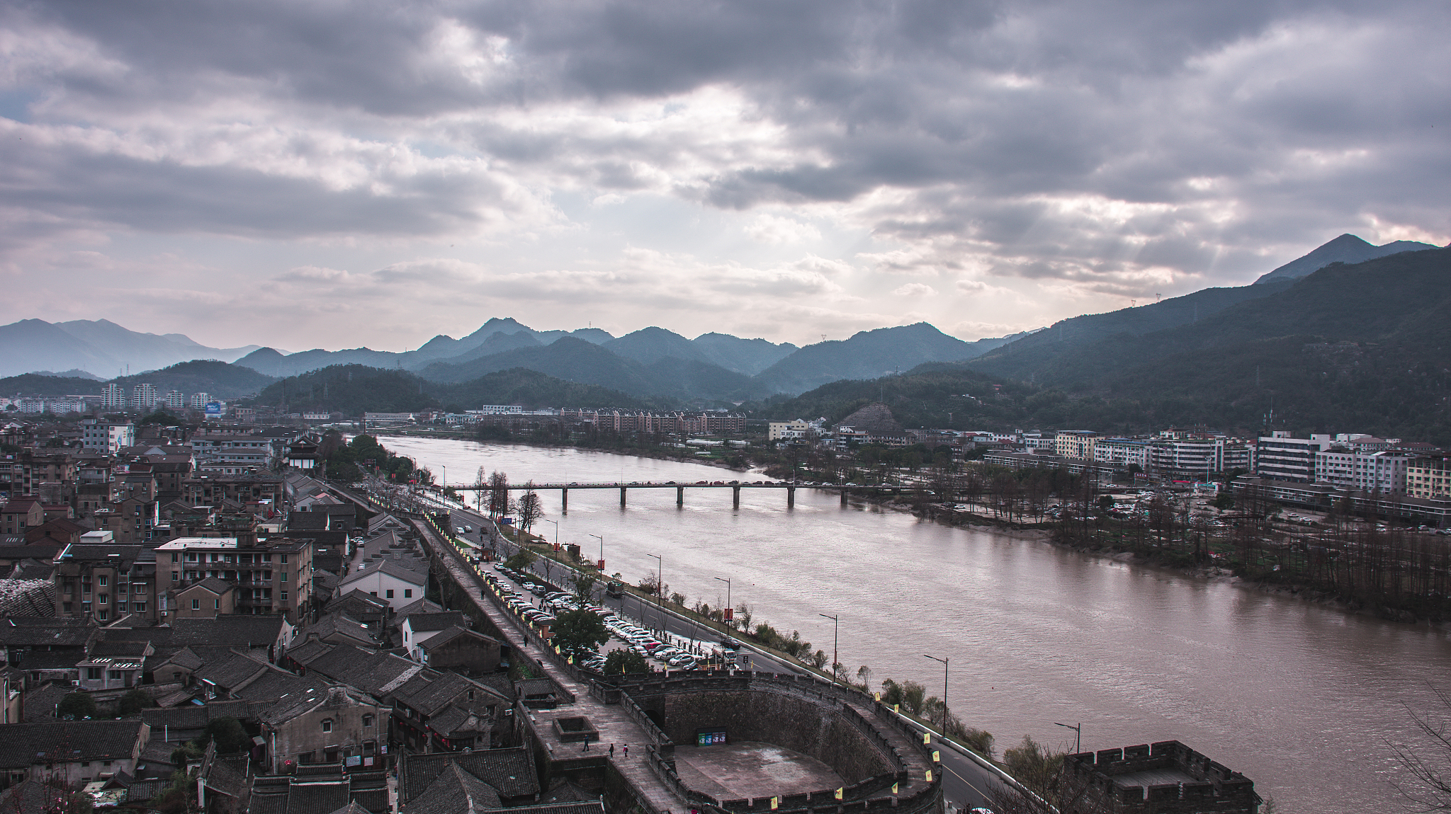 用什么词语形容一下古老的声音