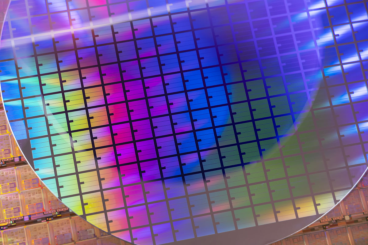 电导如何增强薄膜对高频信号的响应？