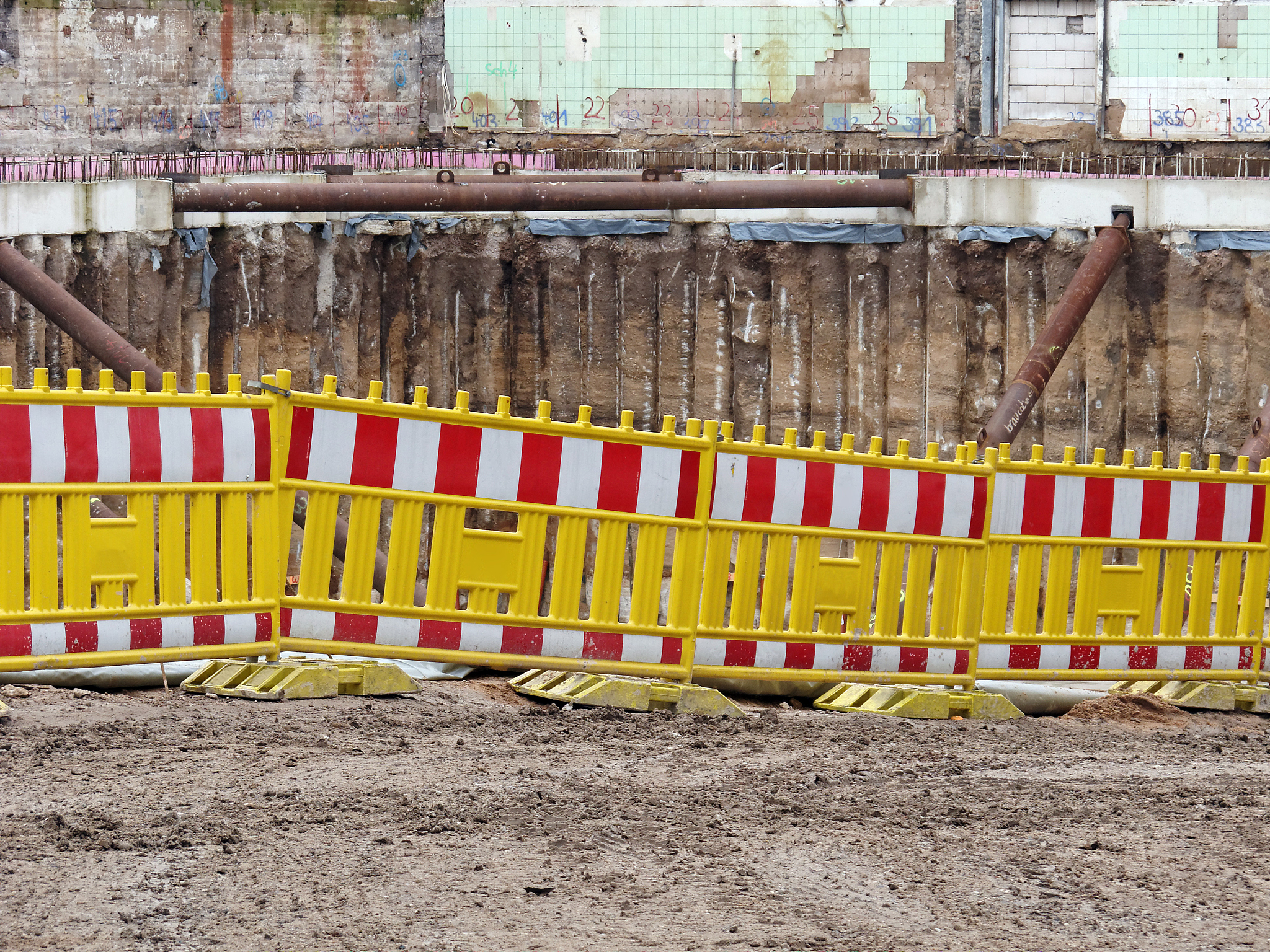 如何用另一种方式表达施工道路开通、加固和安全防护措施？