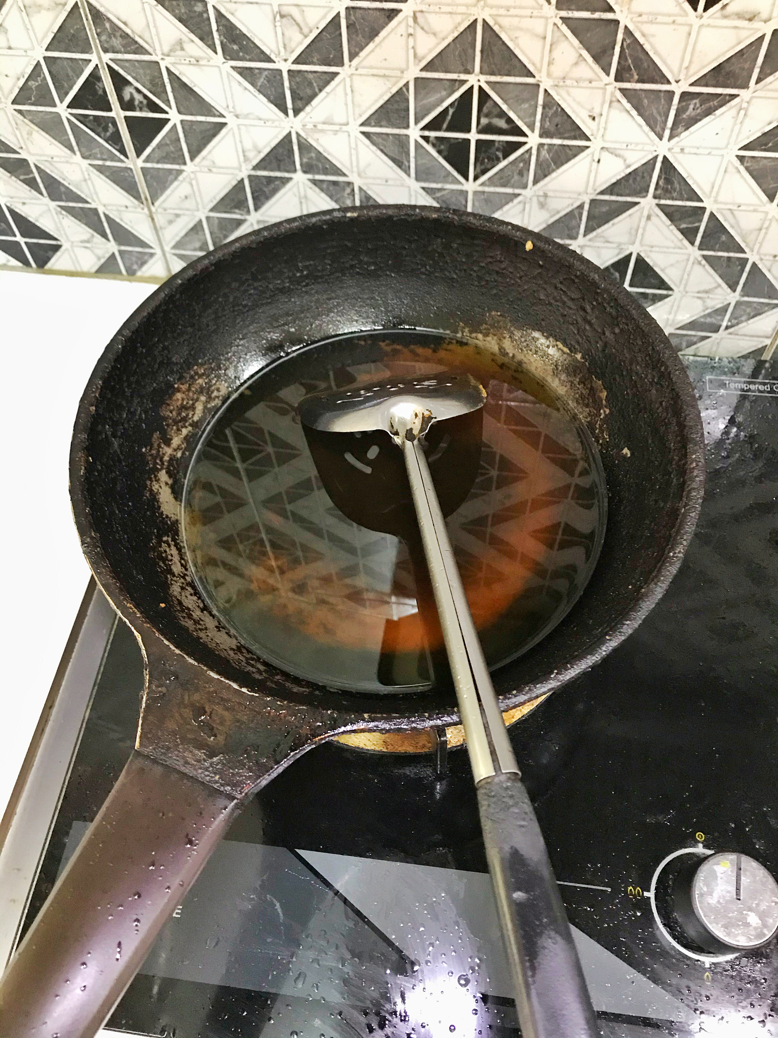 油烟机老油成分揭秘：危害健康需及时清理
