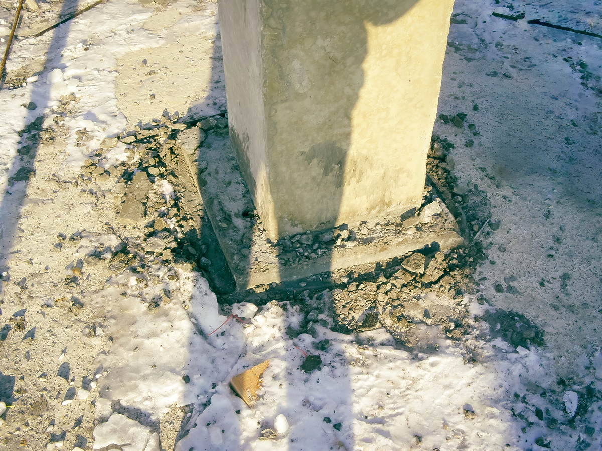 扩写n铰缝病害初期主要表现为企口缝内混凝土开裂桥面铺装层上沿铰缝方向产生纵向裂缝见图112a后期随着车辆的持续通行铰缝部位混凝土磨碎、脱落造成企口缝内混凝土丧失强度甚至脱空。另外铰缝位置桥面板开裂引起水侵害雨水通过铰缝渗入空心板底板留下明显的渗水痕迹见图112b。渗水作用还会引起板梁钢筋锈蚀进而削弱板梁的强度和降低结构耐久性。